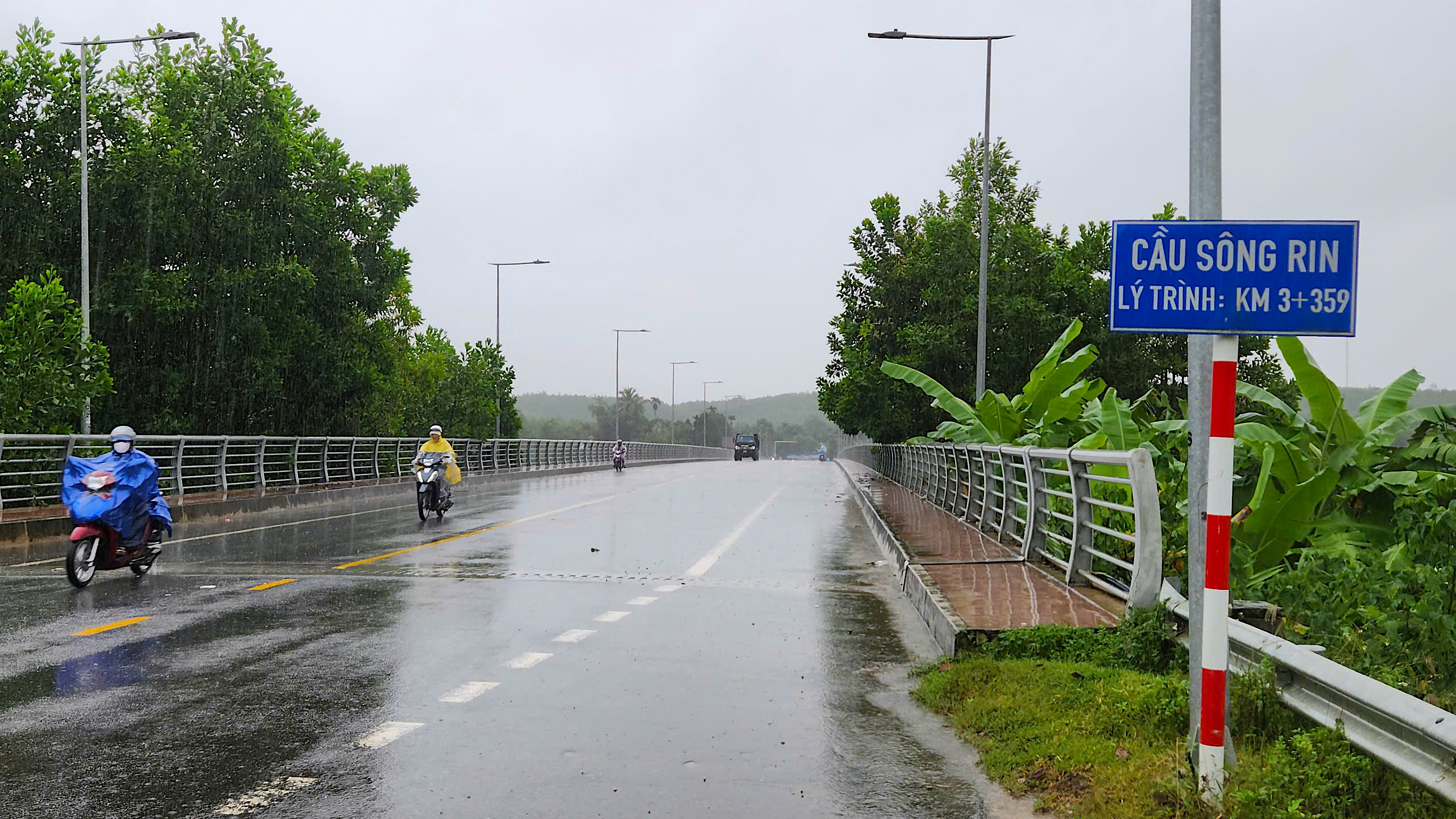 Những cây cầu vững chãi giúp người dân miền núi Quảng Ngãi vượt lũ an toàn- Ảnh 6. Những cây cầu vững chãi giúp người dân miền núi Quảng Ngãi vượt lũ an toàn- Ảnh 6.