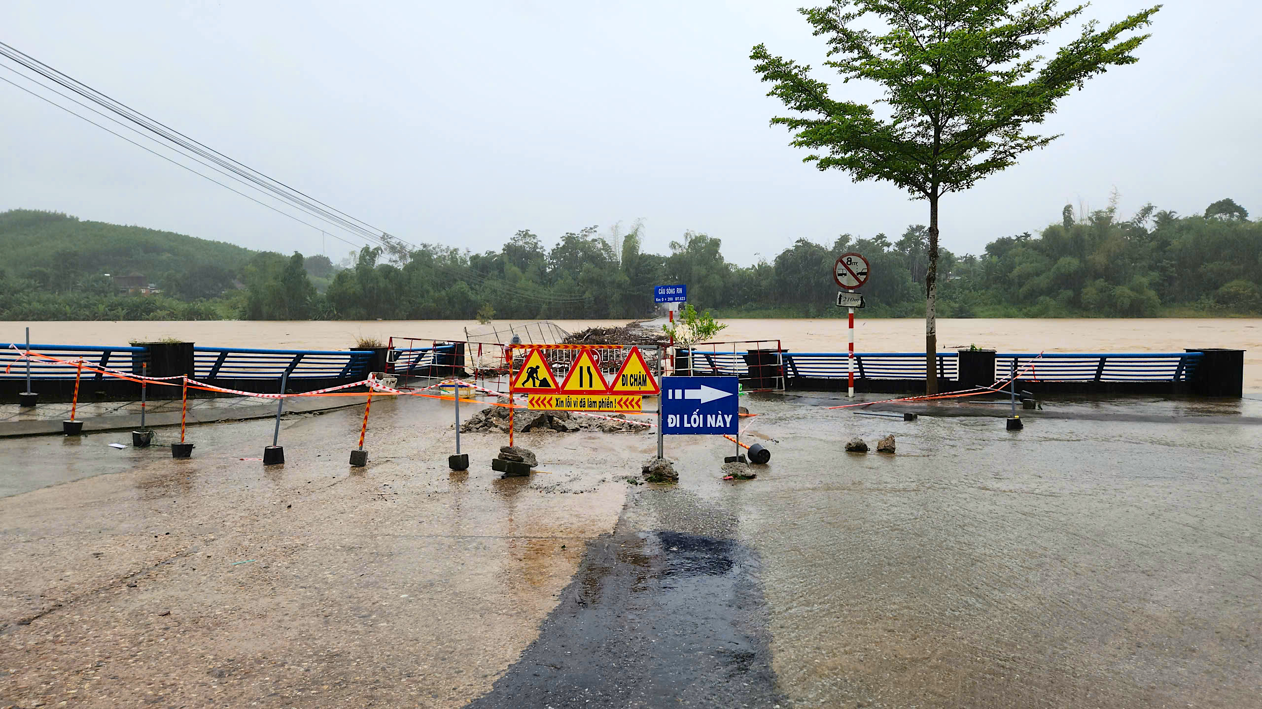 Những cây cầu vững chãi giúp người dân miền núi Quảng Ngãi vượt lũ an toàn- Ảnh 4. Những cây cầu vững chãi giúp người dân miền núi Quảng Ngãi vượt lũ an toàn- Ảnh 4.