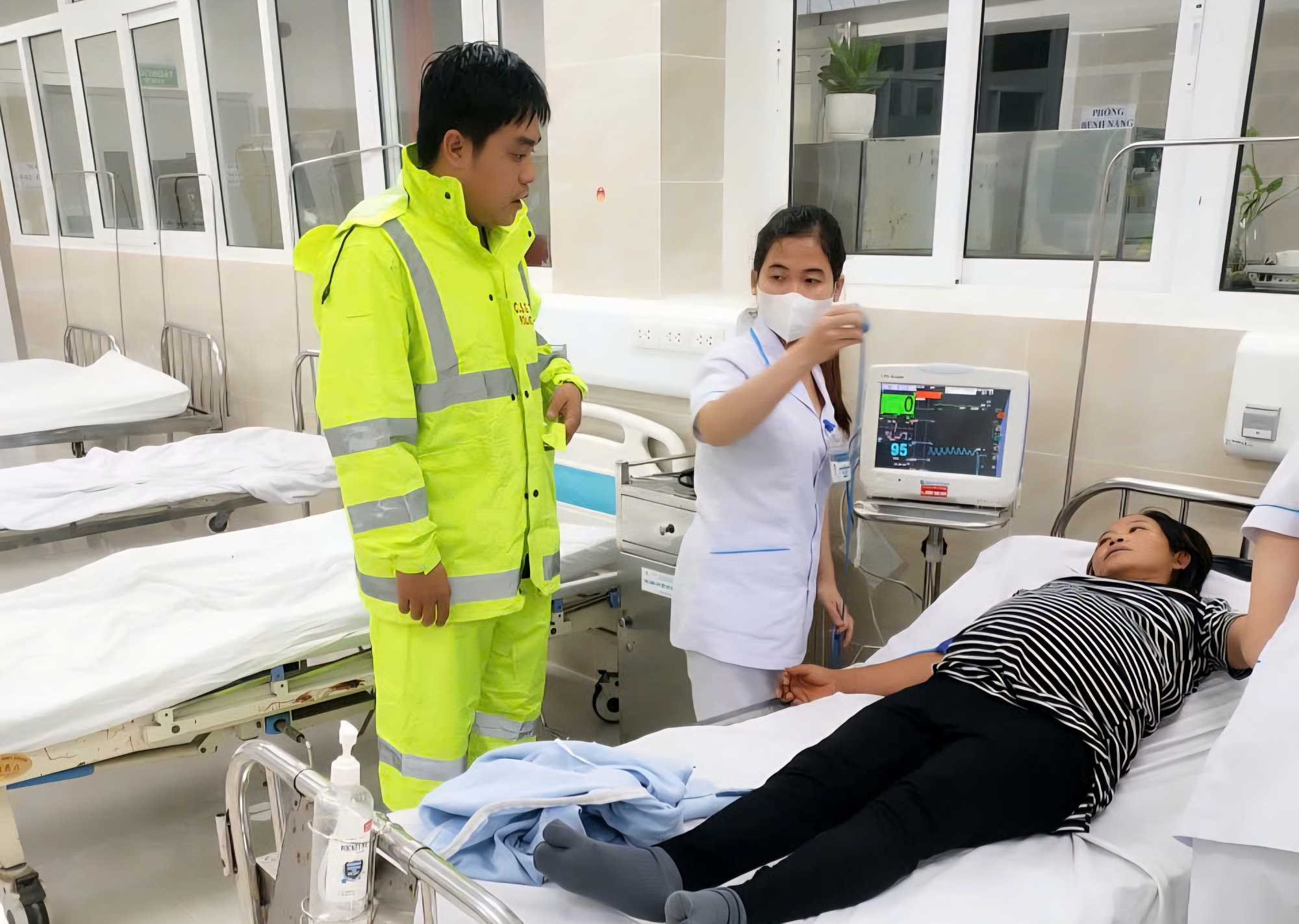 CSGT Đà Nẵng dùng xe chuyên dụng đưa sản phụ vượt lũ đi cấp cứu- Ảnh 1. CSGT Đà Nẵng dùng xe chuyên dụng đưa sản phụ vượt lũ đi cấp cứu- Ảnh 1.