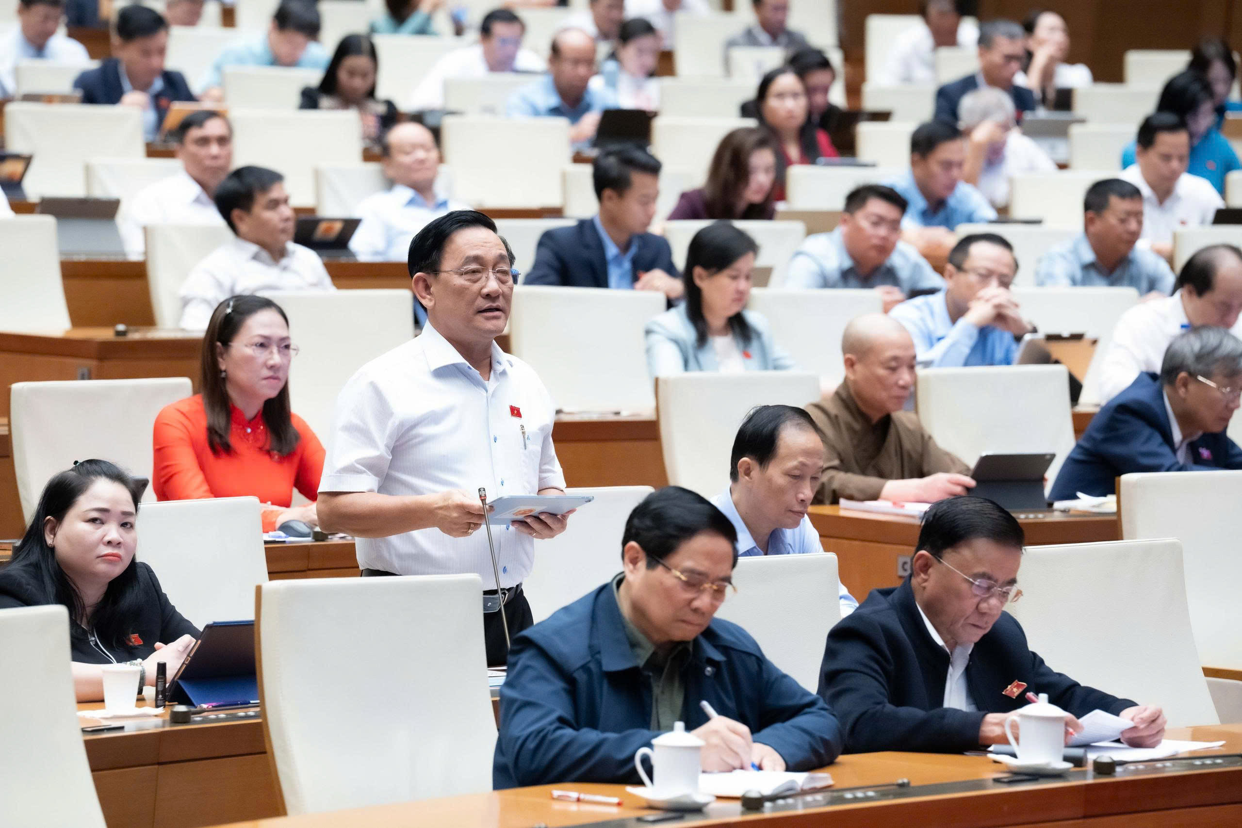 Đại biểu Quốc hội đề nghị tăng lương cơ sở ngay từ 1/1/2026- Ảnh 1. Đại biểu Quốc hội đề nghị tăng lương cơ sở ngay từ 1/1/2026- Ảnh 1.