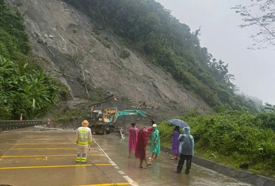 Cao tốc, quốc lộ qua miền Trung tắc nghẽn, chia cắt do mưa lũ: Tài xế lưu thông thế nào?- Ảnh 4. Cao tốc, quốc lộ qua miền Trung tắc nghẽn, chia cắt do mưa lũ: Tài xế lưu thông thế nào?- Ảnh 4.