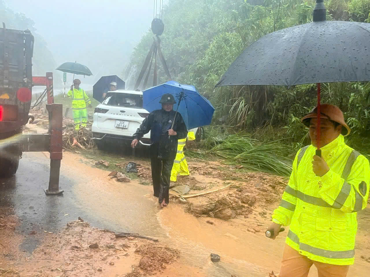 Cao tốc, quốc lộ qua miền Trung tắc nghẽn, chia cắt do mưa lũ: Tài xế lưu thông thế nào?- Ảnh 1. Cao tốc, quốc lộ qua miền Trung tắc nghẽn, chia cắt do mưa lũ: Tài xế lưu thông thế nào?- Ảnh 1.