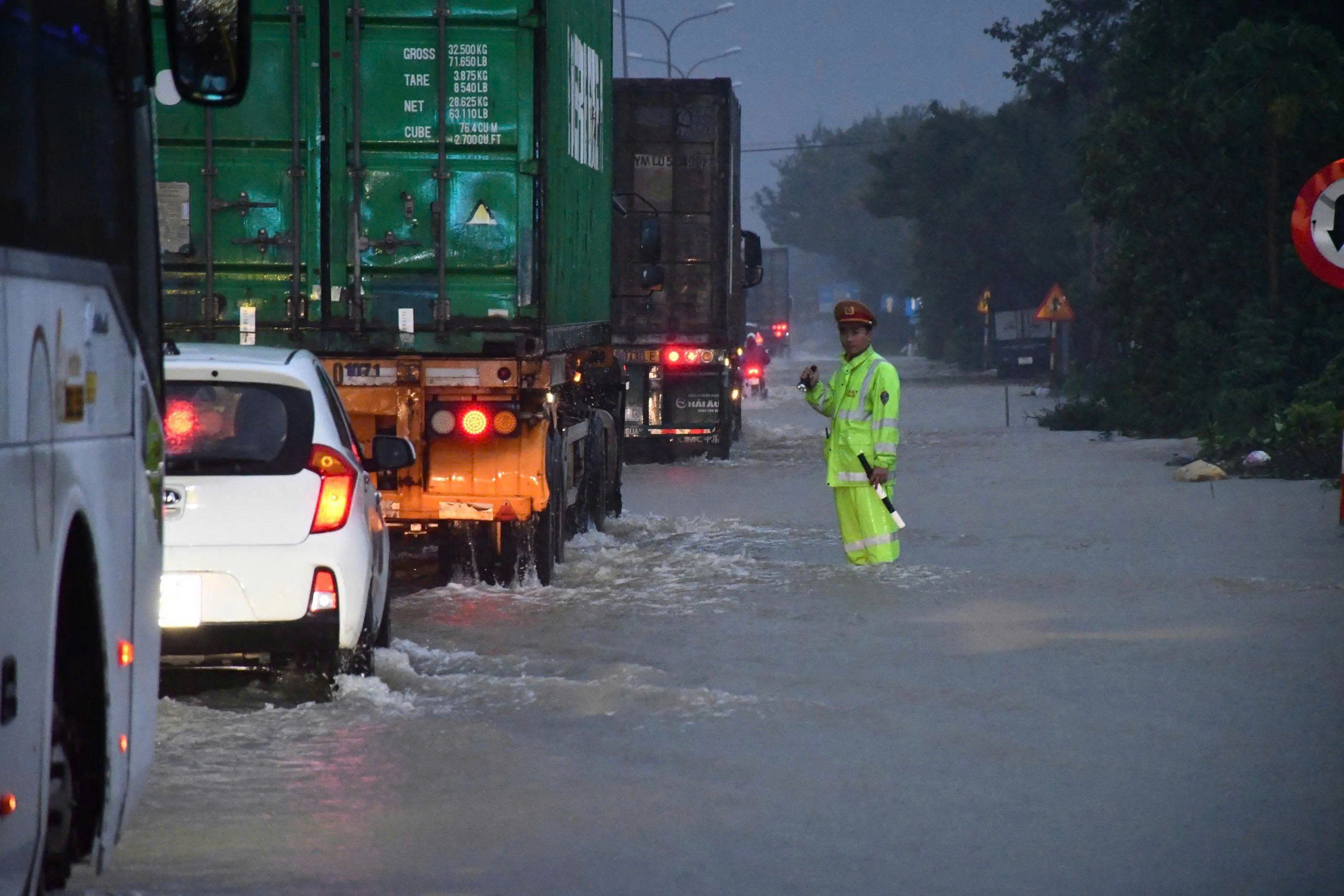 Cao tốc, quốc lộ qua miền Trung tắc nghẽn, chia cắt do mưa lũ: Tài xế lưu thông thế nào?- Ảnh 2. Cao tốc, quốc lộ qua miền Trung tắc nghẽn, chia cắt do mưa lũ: Tài xế lưu thông thế nào?- Ảnh 2.