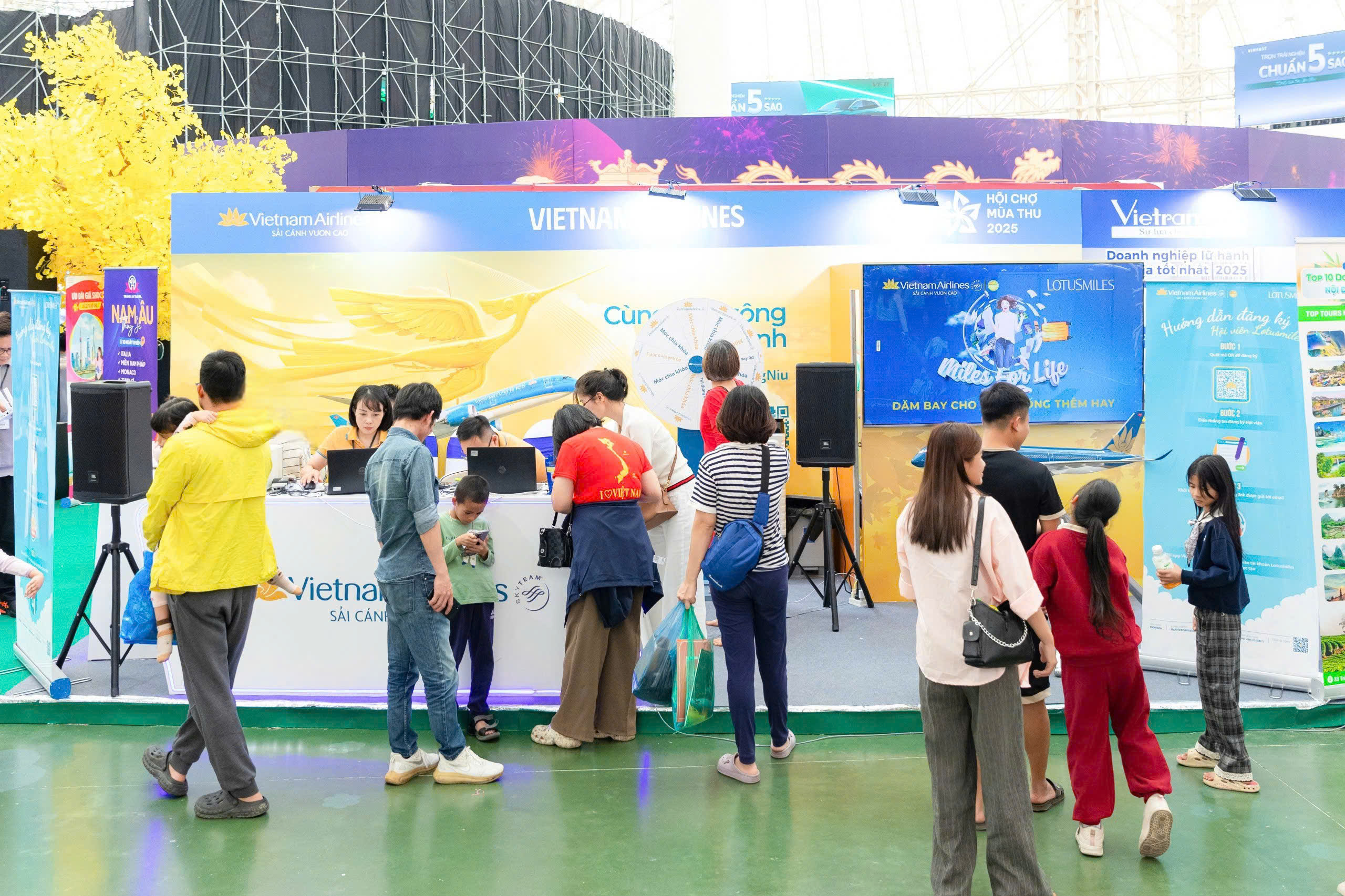 Gian hàng Vietnam Airlines hút khách tham quan tại Hội chợ Mùa thu 2025- Ảnh 1. Gian hàng Vietnam Airlines hút khách tham quan tại Hội chợ Mùa thu 2025- Ảnh 1.