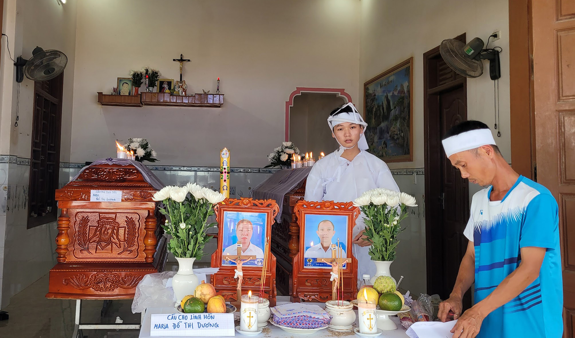 Cha mẹ bất ngờ gặp nạn, ba con phút chốc mồ côi- Ảnh 1. Cha mẹ bất ngờ gặp nạn, ba con phút chốc mồ côi- Ảnh 1.