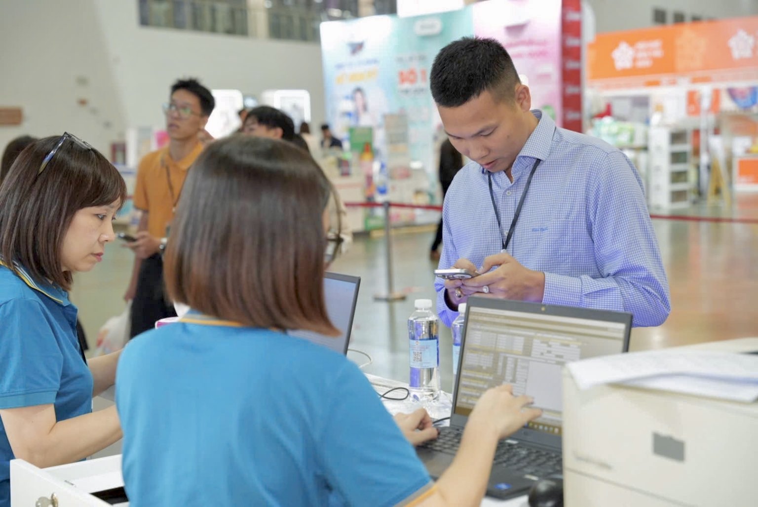 Gian hàng Vietnam Airlines hút khách tham quan tại Hội chợ Mùa thu 2025- Ảnh 2. Gian hàng Vietnam Airlines hút khách tham quan tại Hội chợ Mùa thu 2025- Ảnh 2.