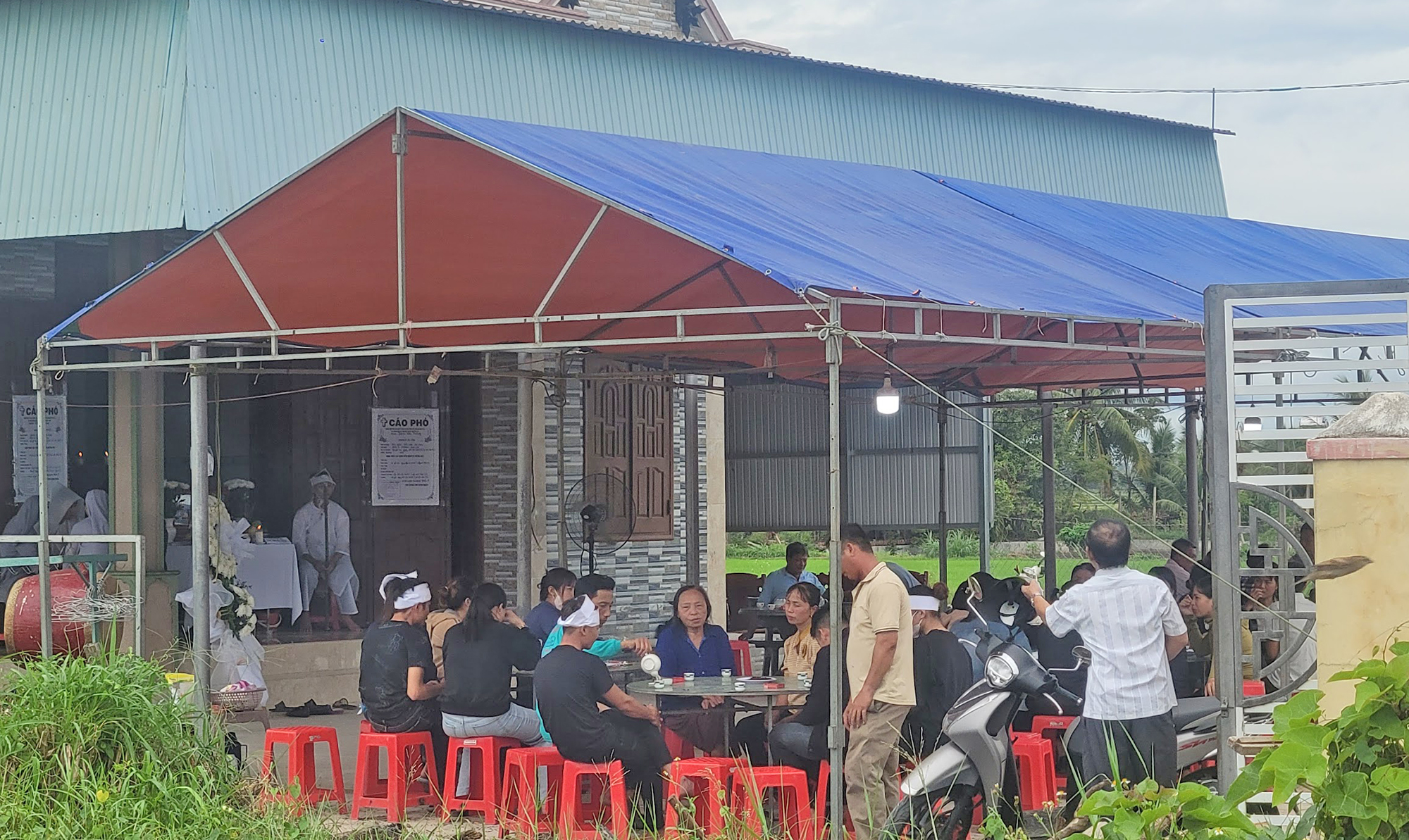 Cha mẹ bất ngờ gặp nạn, ba con phút chốc mồ côi- Ảnh 2. Cha mẹ bất ngờ gặp nạn, ba con phút chốc mồ côi- Ảnh 2.