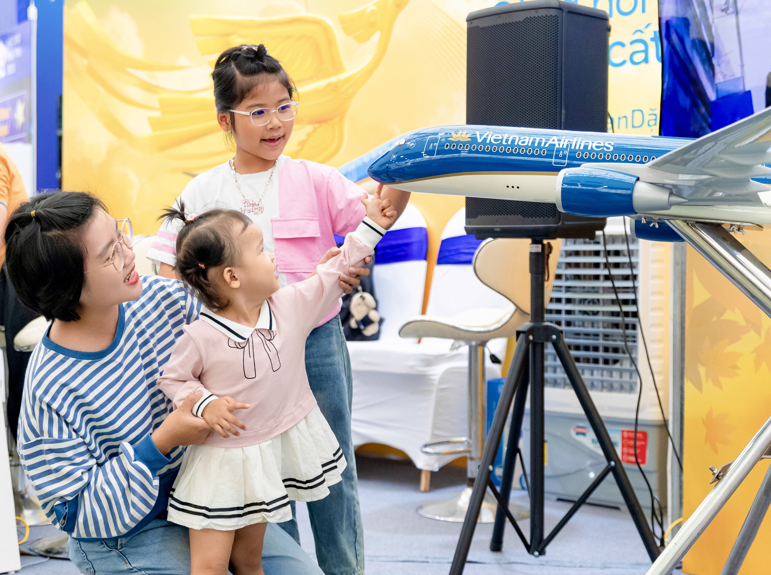 Gian hàng Vietnam Airlines hút khách tham quan tại Hội chợ Mùa thu 2025- Ảnh 3. Gian hàng Vietnam Airlines hút khách tham quan tại Hội chợ Mùa thu 2025- Ảnh 3.