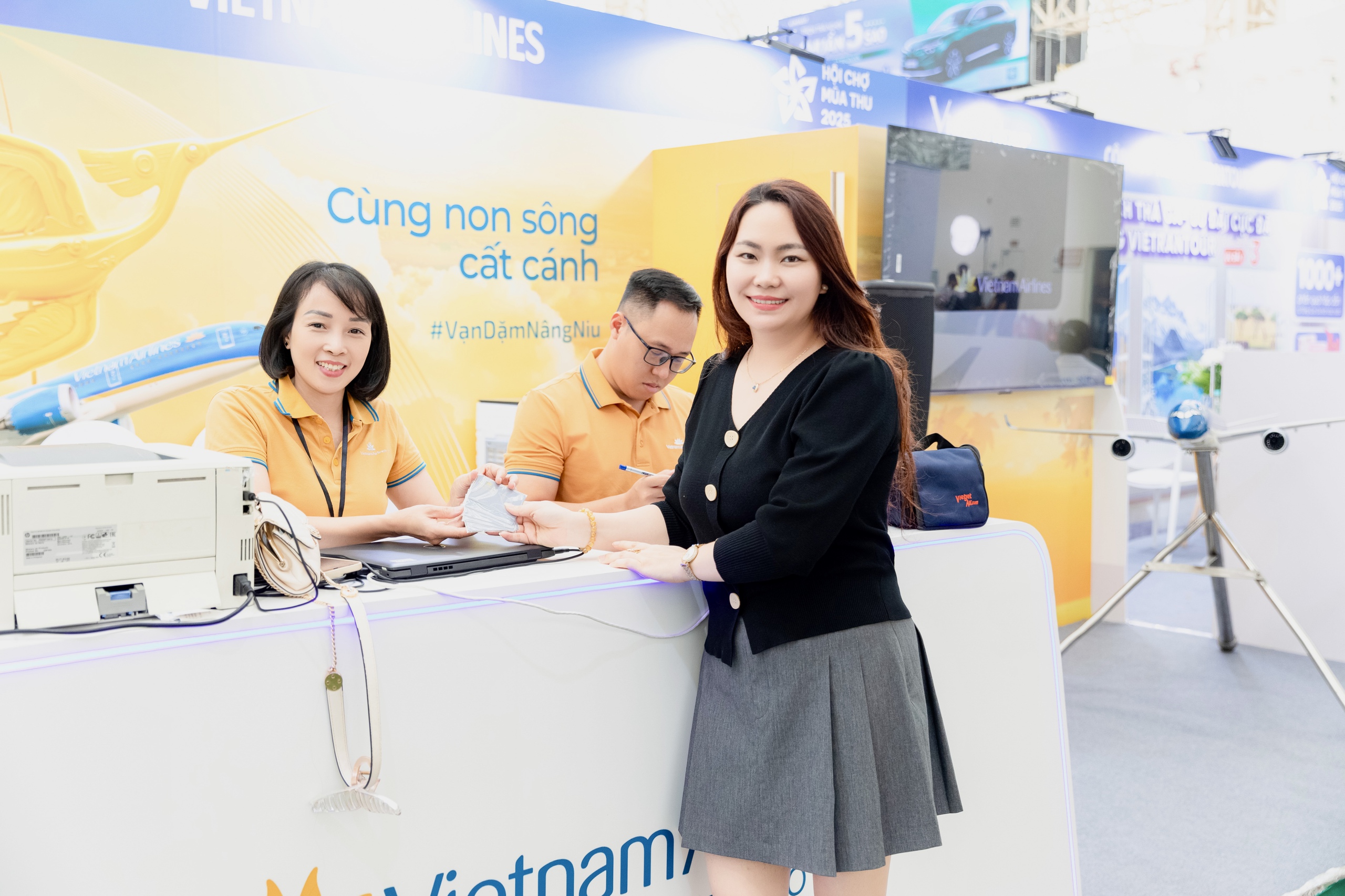 Gian hàng Vietnam Airlines hút khách tham quan tại Hội chợ Mùa thu 2025- Ảnh 4. Gian hàng Vietnam Airlines hút khách tham quan tại Hội chợ Mùa thu 2025- Ảnh 4.