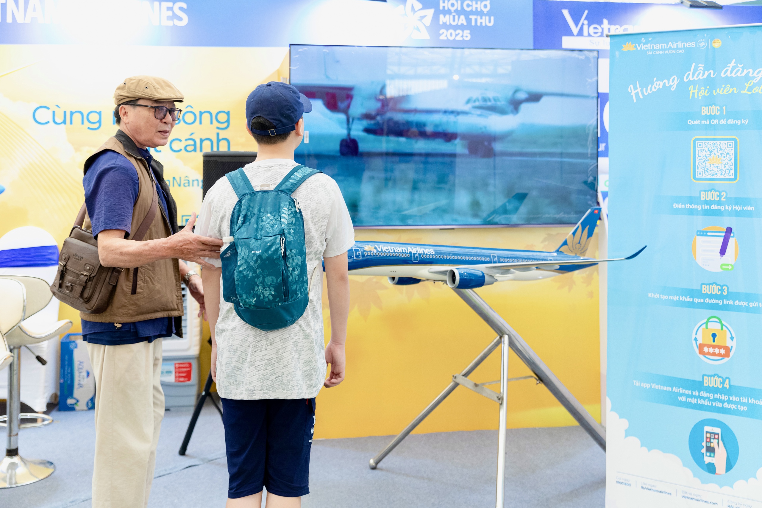 Gian hàng Vietnam Airlines hút khách tham quan tại Hội chợ Mùa thu 2025- Ảnh 6. Gian hàng Vietnam Airlines hút khách tham quan tại Hội chợ Mùa thu 2025- Ảnh 6.
