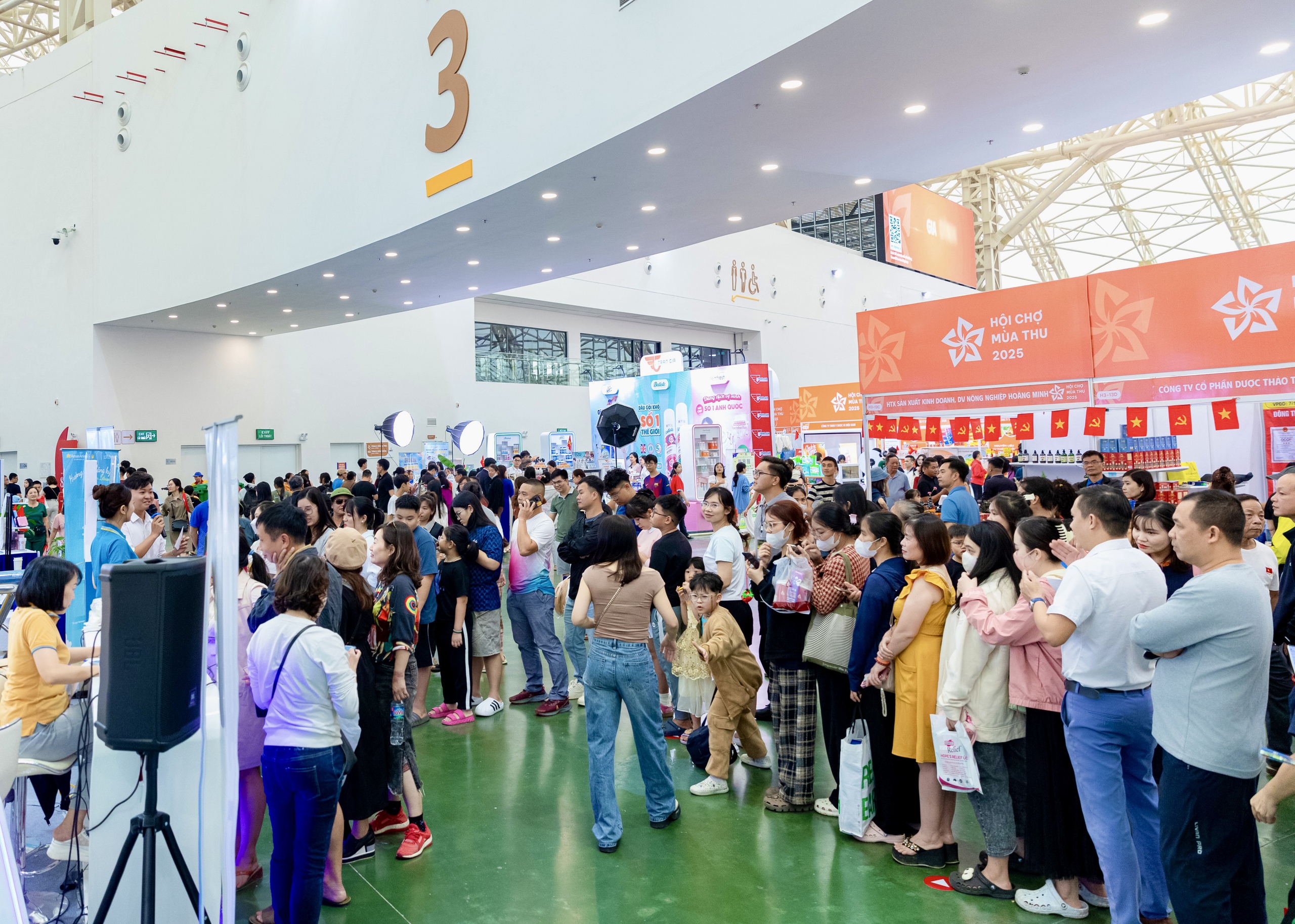 Gian hàng Vietnam Airlines hút khách tham quan tại Hội chợ Mùa thu 2025- Ảnh 7. Gian hàng Vietnam Airlines hút khách tham quan tại Hội chợ Mùa thu 2025- Ảnh 7.