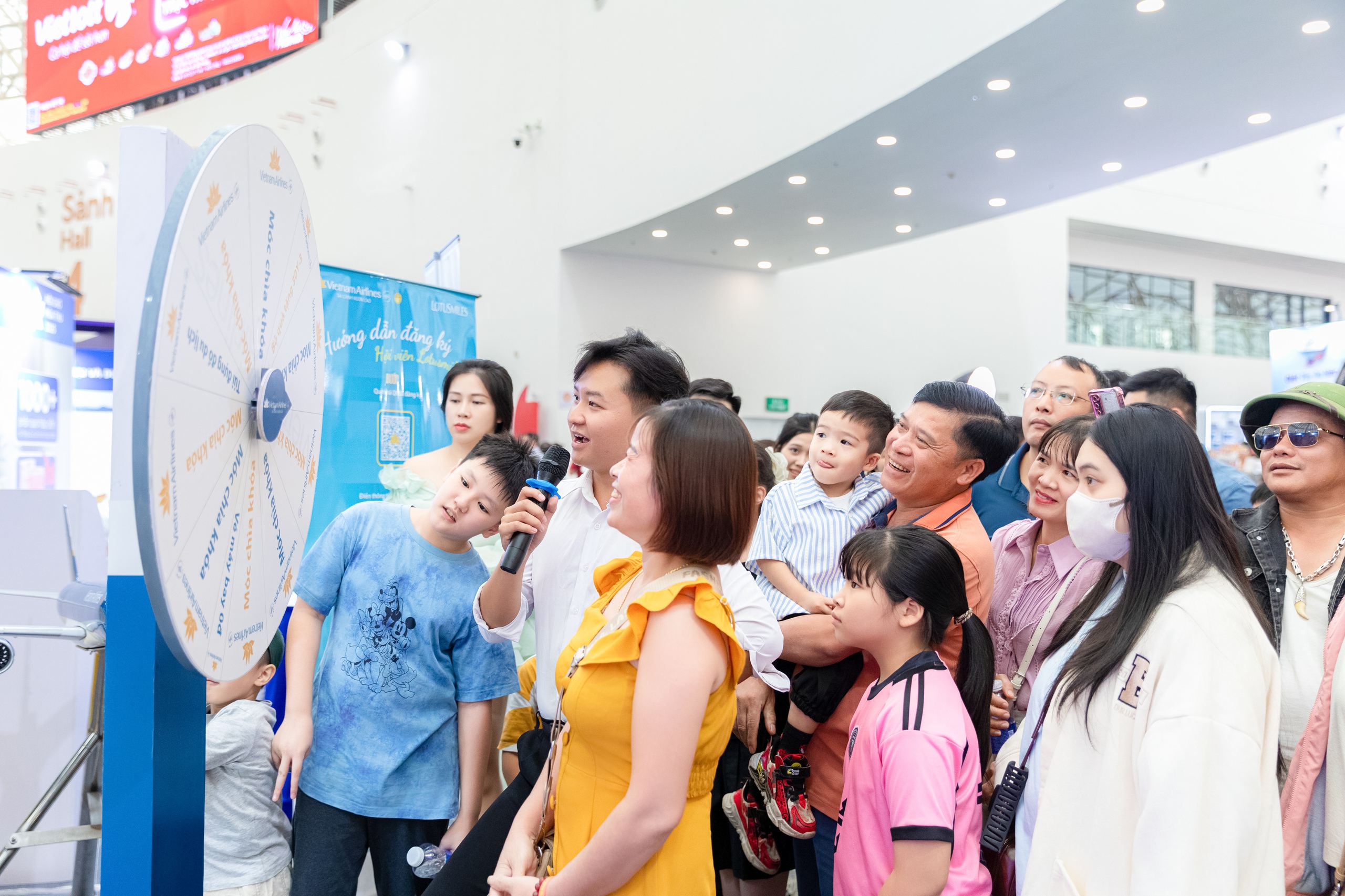 Gian hàng Vietnam Airlines hút khách tham quan tại Hội chợ Mùa thu 2025- Ảnh 8. Gian hàng Vietnam Airlines hút khách tham quan tại Hội chợ Mùa thu 2025- Ảnh 8.