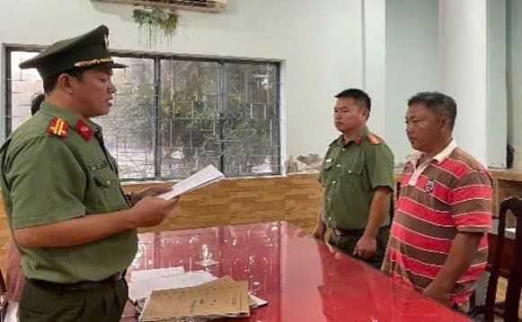 Khởi tố bắt tạm giam hai thuyền trưởng "Tổ chức đưa người khác xuất cảnh trái phép"- Ảnh 1. Khởi tố bắt tạm giam hai thuyền trưởng "Tổ chức đưa người khác xuất cảnh trái phép"- Ảnh 1.