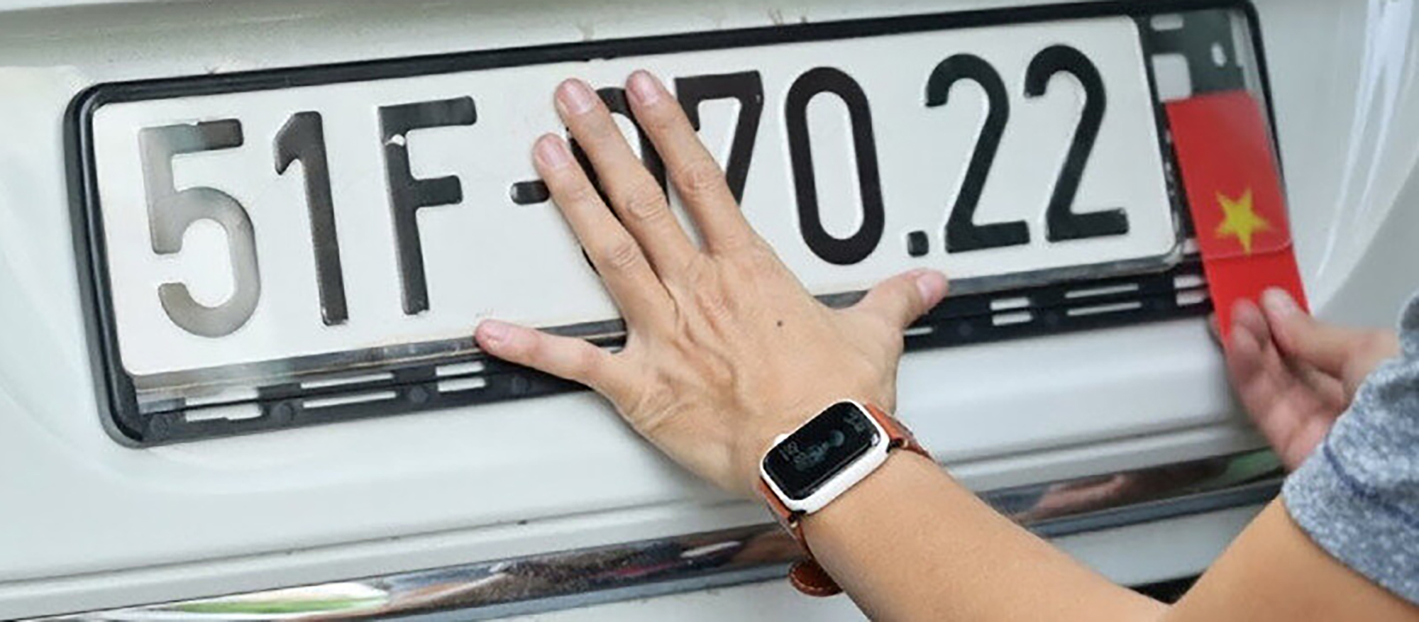 Biển số ô tô bị rung, khắc phục thế nào?- Ảnh 1. Biển số ô tô bị rung, khắc phục thế nào?- Ảnh 1.