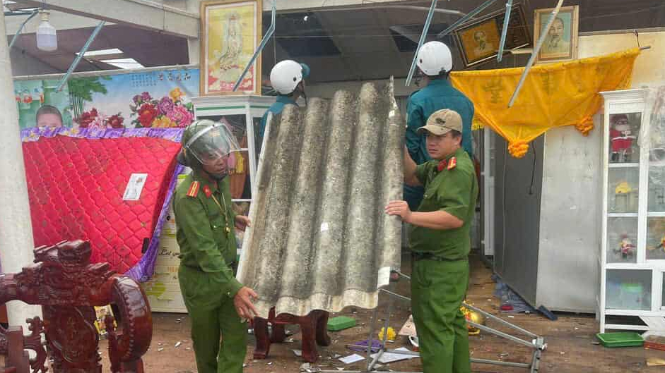 Lốc xoáy trong đêm làm sập, tốc mái 17 căn nhà ở Cà Mau- Ảnh 2. Lốc xoáy trong đêm làm sập, tốc mái 17 căn nhà ở Cà Mau- Ảnh 2.