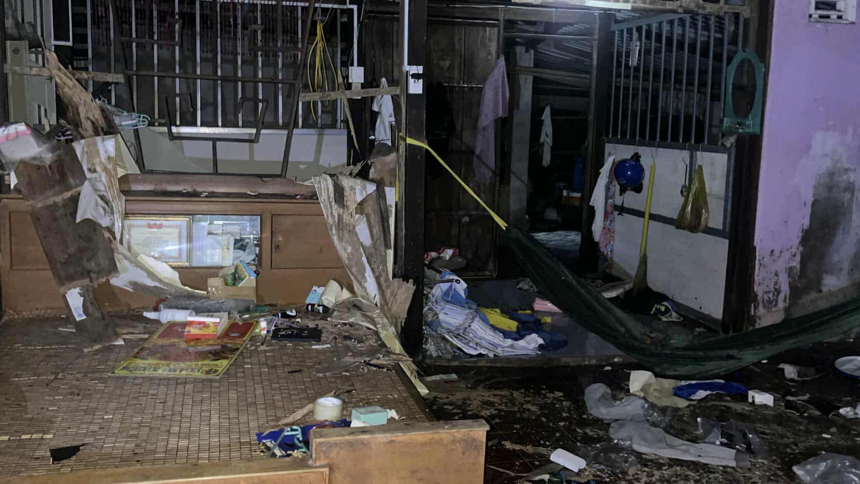 Lốc xoáy trong đêm làm sập, tốc mái 17 căn nhà ở Cà Mau- Ảnh 1. Lốc xoáy trong đêm làm sập, tốc mái 17 căn nhà ở Cà Mau- Ảnh 1.