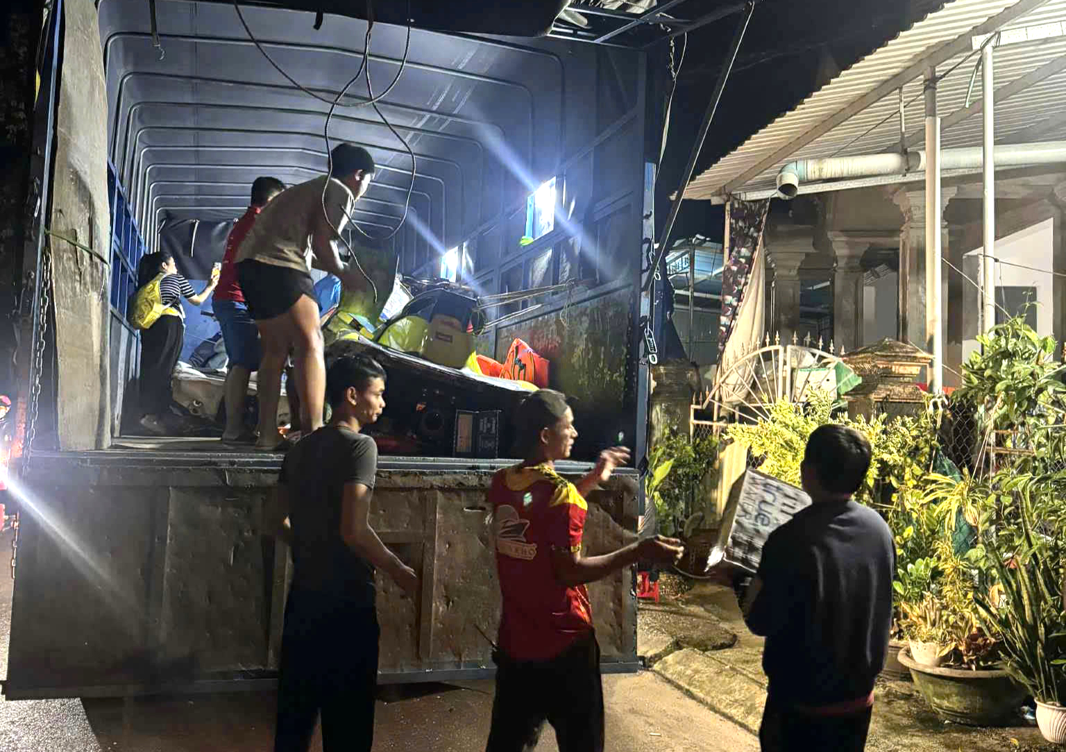 Người dân Gia Lai rim cá, gói hàng gửi về vùng lũ- Ảnh 3. Người dân Gia Lai rim cá, gói hàng gửi về vùng lũ- Ảnh 3.