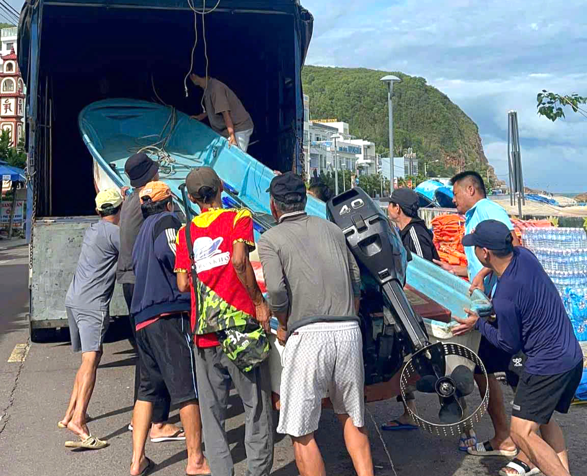 Người dân Gia Lai rim cá, gói hàng gửi về vùng lũ- Ảnh 2. Người dân Gia Lai rim cá, gói hàng gửi về vùng lũ- Ảnh 2.