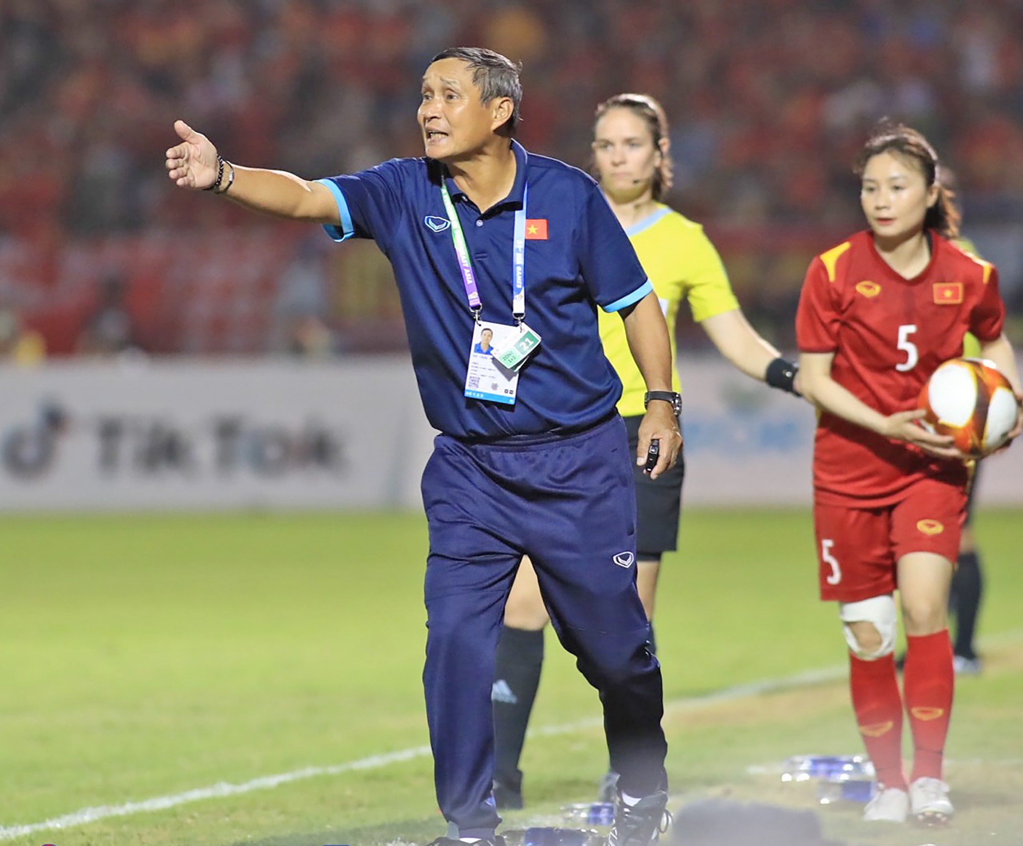 HLV Mai Đức Chung: Còn sức là còn cống hiến  cho bóng đá nữ- Ảnh 2. HLV Mai Đức Chung: Còn sức là còn cống hiến  cho bóng đá nữ- Ảnh 2.