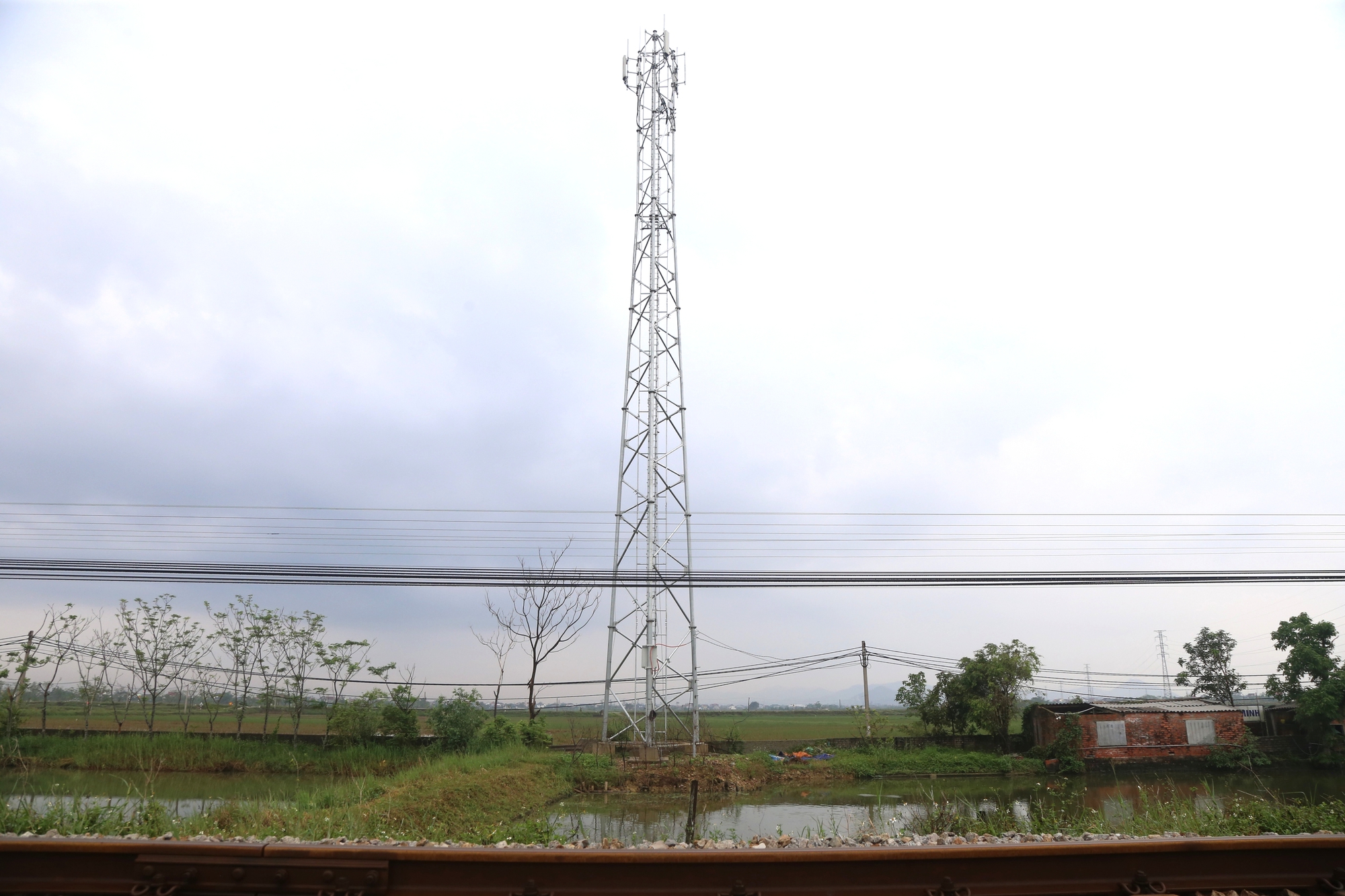 Nghệ An: Xử lý dứt điểm công trình vi phạm hành lang bảo vệ an toàn đường sắt- Ảnh 2. Nghệ An: Xử lý dứt điểm công trình vi phạm hành lang bảo vệ an toàn đường sắt- Ảnh 2.