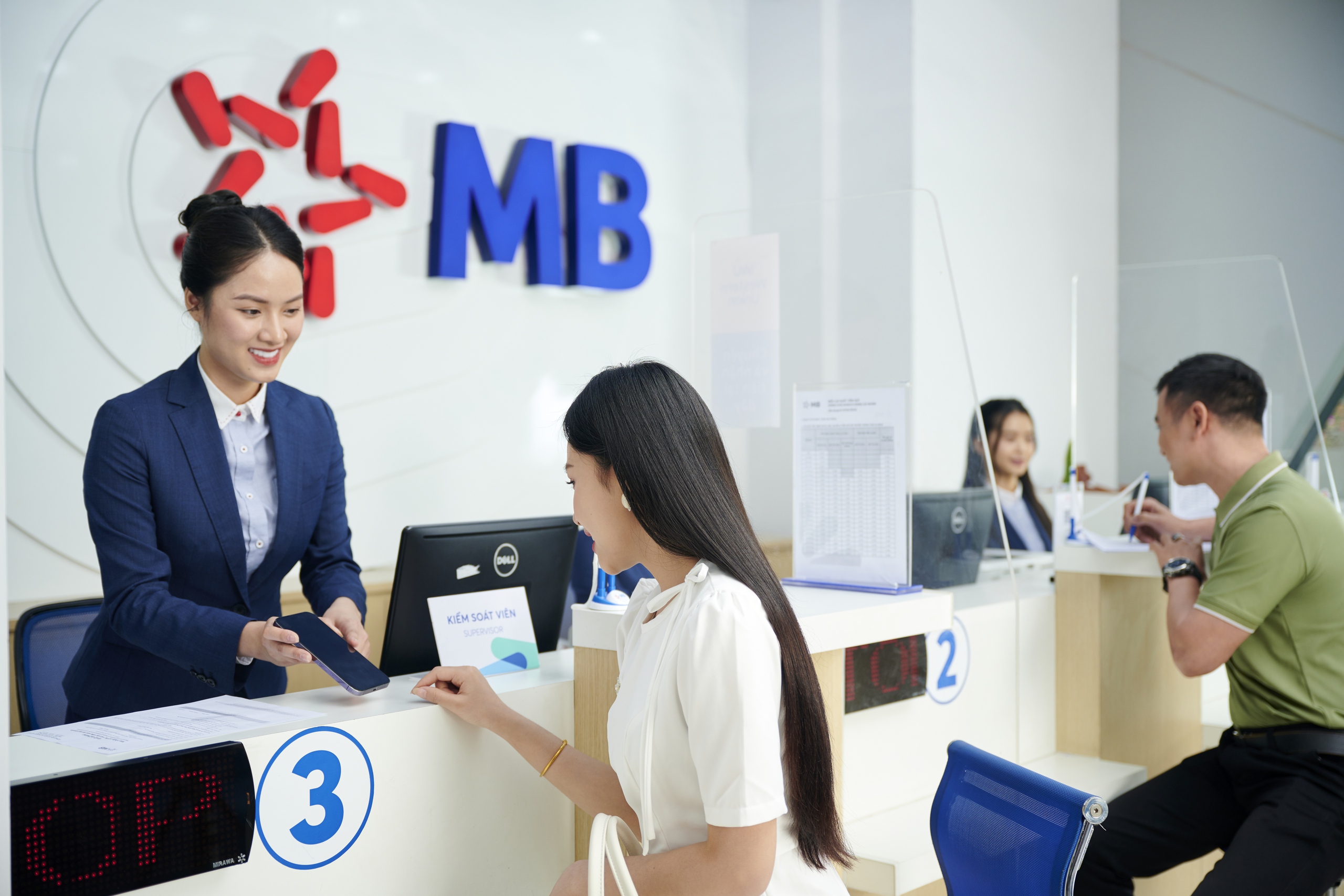 MB đạt lợi nhuận hơn 23.000 tỷ đồng sau 9 tháng, giữ vững vị thế top đầu ngành ngân hàng- Ảnh 2. MB đạt lợi nhuận hơn 23.000 tỷ đồng sau 9 tháng, giữ vững vị thế top đầu ngành ngân hàng- Ảnh 2.