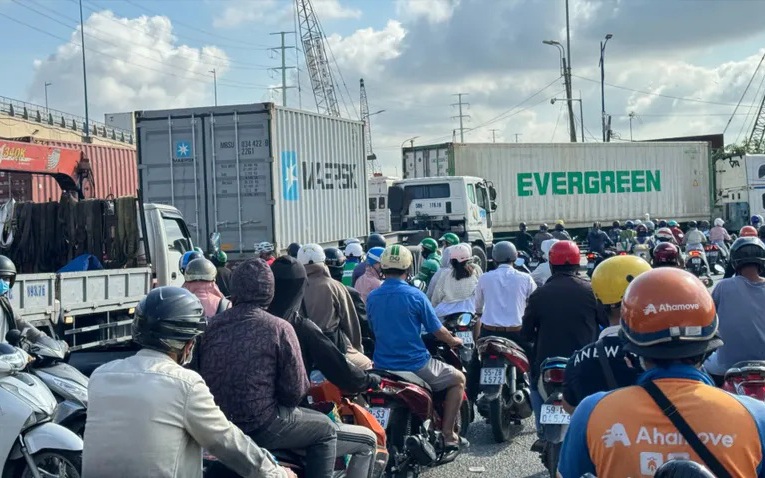 Nguyên nhân hơn 180 điểm nóng ùn tắc tại TP.HCM- Ảnh 3. TP.HCM tập trung xử lý ùn tắc giao thông quanh cảng Cát Lái - Phú Hữu