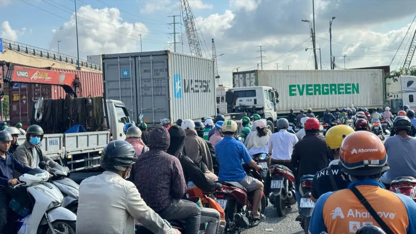 TP.HCM tập trung xử lý ùn tắc giao thông quanh cảng Cát Lái - Phú Hữu- Ảnh 1. cang-cat-lai-1-1071-7862