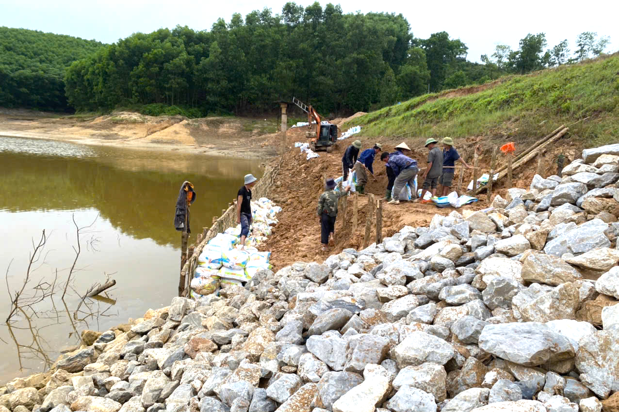 Hà Tĩnh: 7 công trình đê điều, thủy lợi cấp bách hư hỏng sau mưa bão cần được sửa chữa- Ảnh 2. Hà Tĩnh: 7 công trình đê điều, thủy lợi cấp bách hư hỏng sau mưa bão cần được sửa chữa- Ảnh 2.