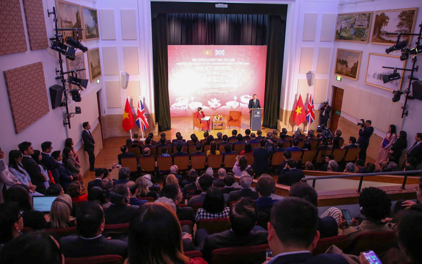 Tổng Bí thư: Đặt con người ở vị trí trung tâm của mọi chiến lược phát triển- Ảnh 2. Tổng Bí thư: Đặt con người ở vị trí trung tâm của mọi chiến lược phát triển- Ảnh 2.