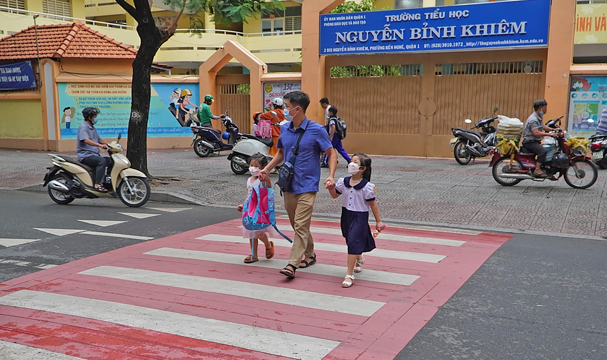 Giới hạn tốc độ qua cổng trường kéo giảm tai nạn- Ảnh 1. Giới hạn tốc độ qua cổng trường kéo giảm tai nạn- Ảnh 1.