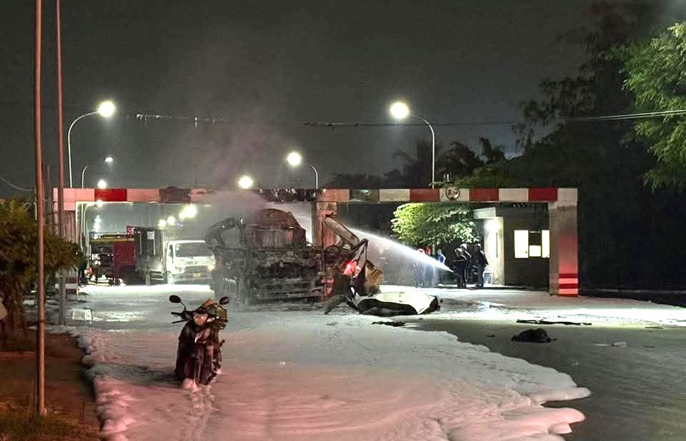 Thông tin mới vụ xe bồn nổ như bom tại Hưng Yên- Ảnh 1. Thông tin mới vụ xe bồn nổ như bom tại Hưng Yên- Ảnh 1.