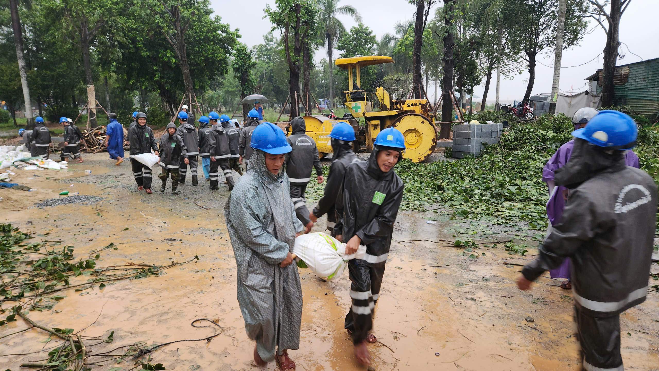 Khẩn cấp chặn miệng cống, ngăn nước tràn vào đô thị Quảng Ngãi- Ảnh 4. Khẩn cấp chặn miệng cống, ngăn nước tràn vào đô thị Quảng Ngãi- Ảnh 4.