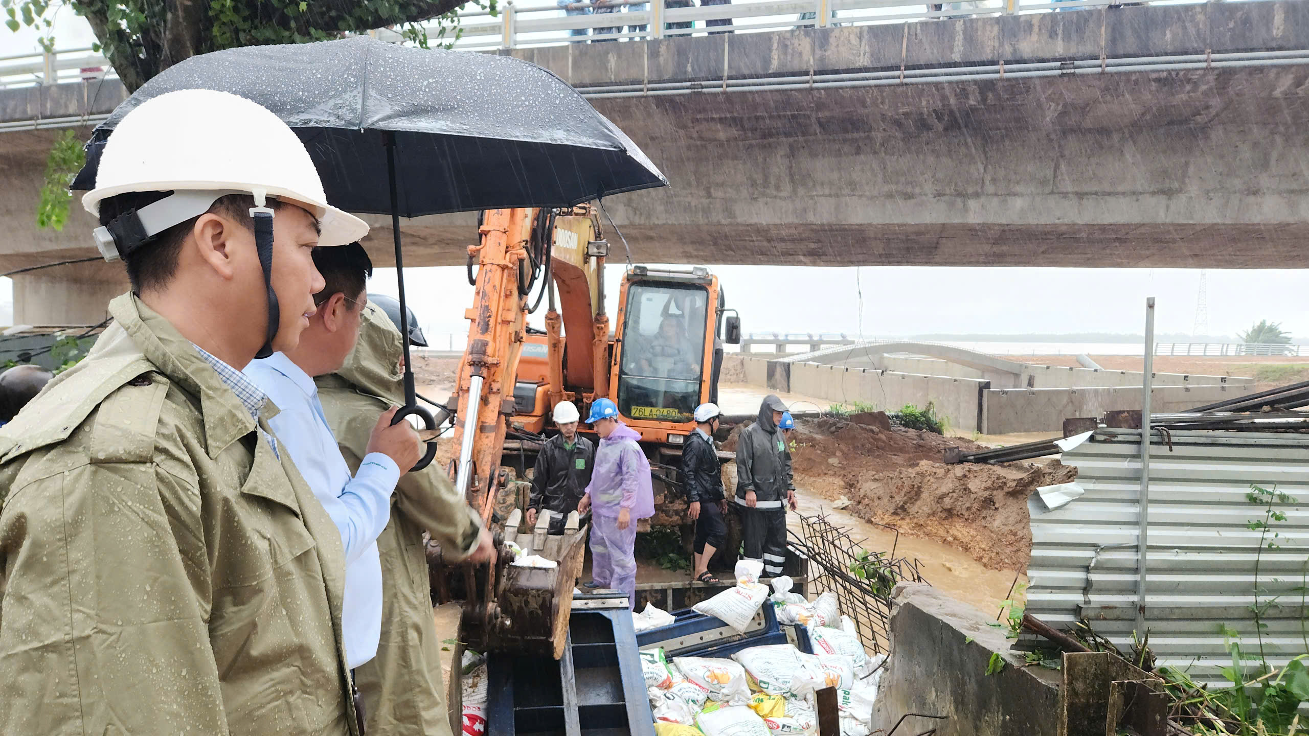 Khẩn cấp chặn miệng cống, ngăn nước tràn vào đô thị Quảng Ngãi- Ảnh 5. Khẩn cấp chặn miệng cống, ngăn nước tràn vào đô thị Quảng Ngãi- Ảnh 5.