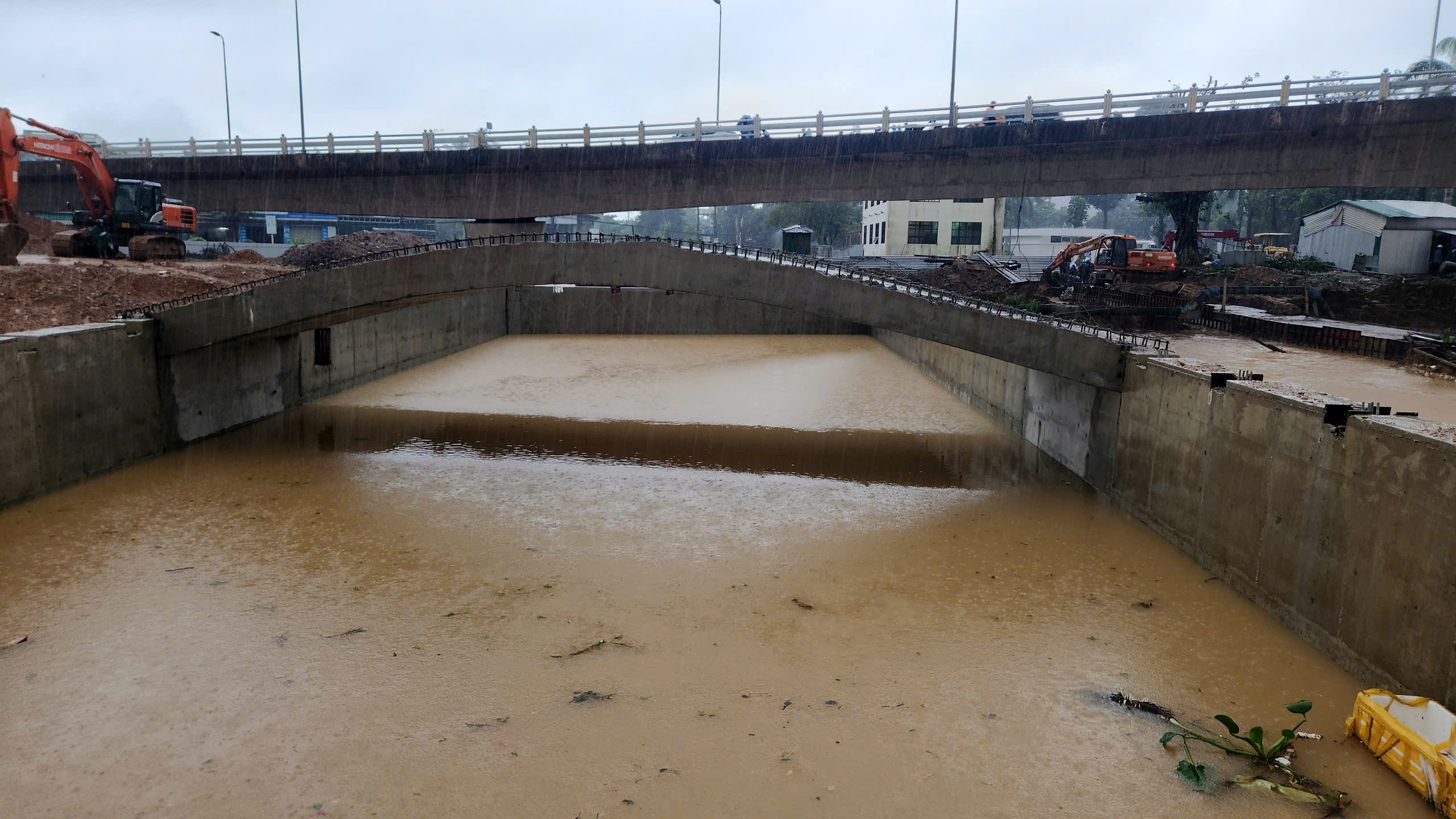 Khẩn cấp chặn miệng cống, ngăn nước tràn vào đô thị Quảng Ngãi- Ảnh 6. Khẩn cấp chặn miệng cống, ngăn nước tràn vào đô thị Quảng Ngãi- Ảnh 6.