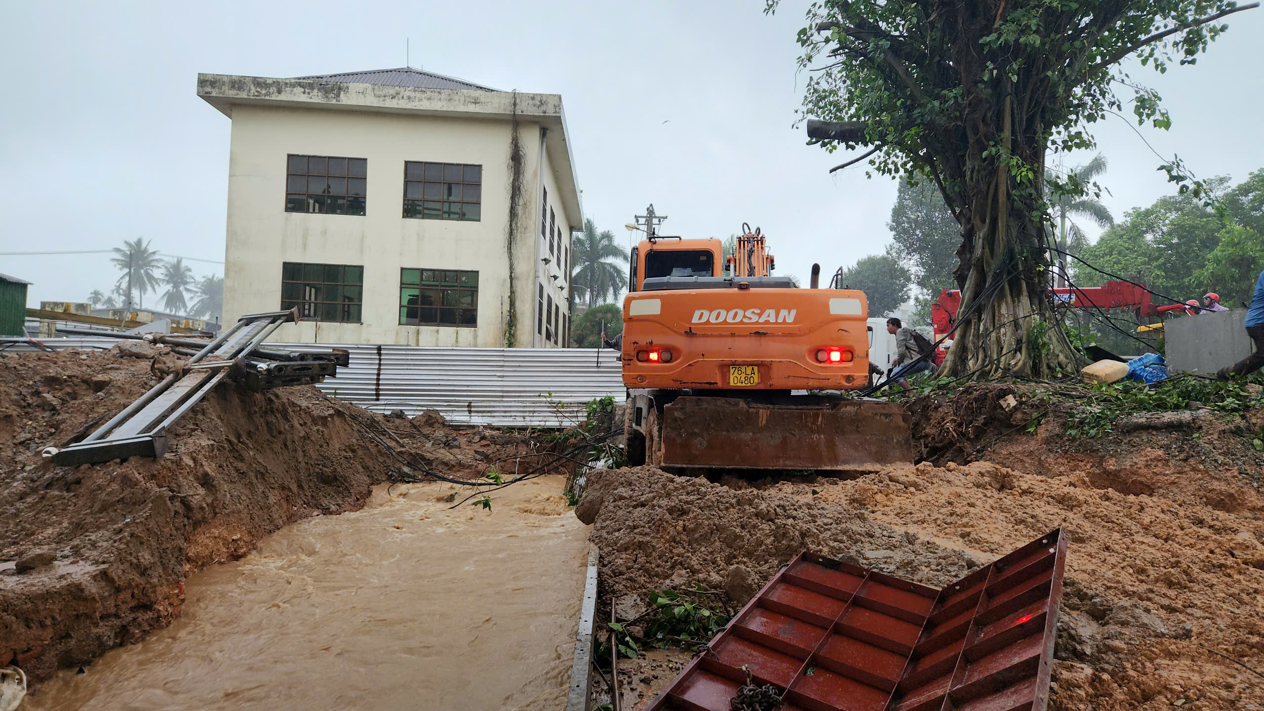 Khẩn cấp chặn miệng cống, ngăn nước tràn vào đô thị Quảng Ngãi- Ảnh 8. Khẩn cấp chặn miệng cống, ngăn nước tràn vào đô thị Quảng Ngãi- Ảnh 8.