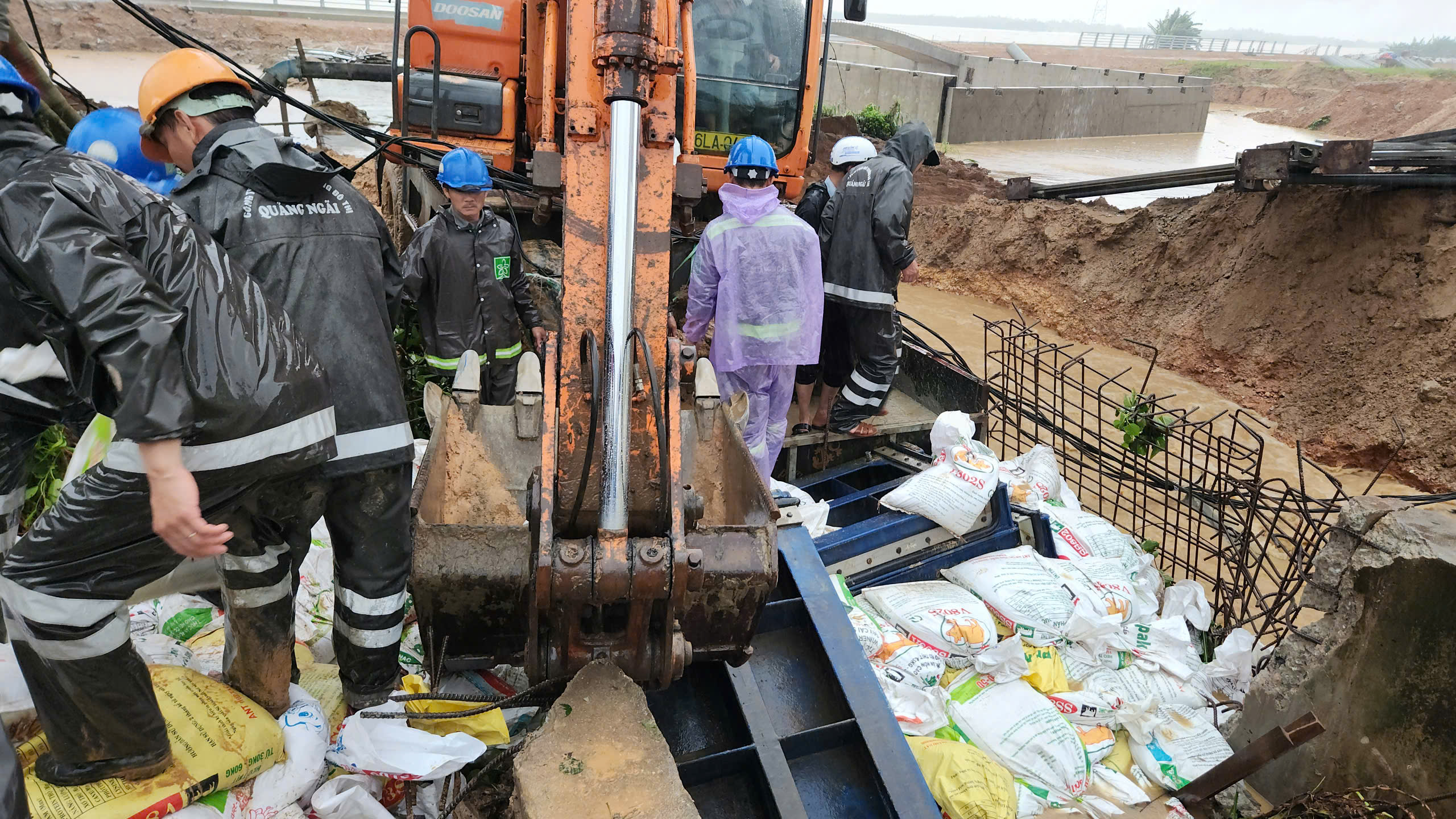 Khẩn cấp chặn miệng cống, ngăn nước tràn vào đô thị Quảng Ngãi- Ảnh 2. Khẩn cấp chặn miệng cống, ngăn nước tràn vào đô thị Quảng Ngãi- Ảnh 2.