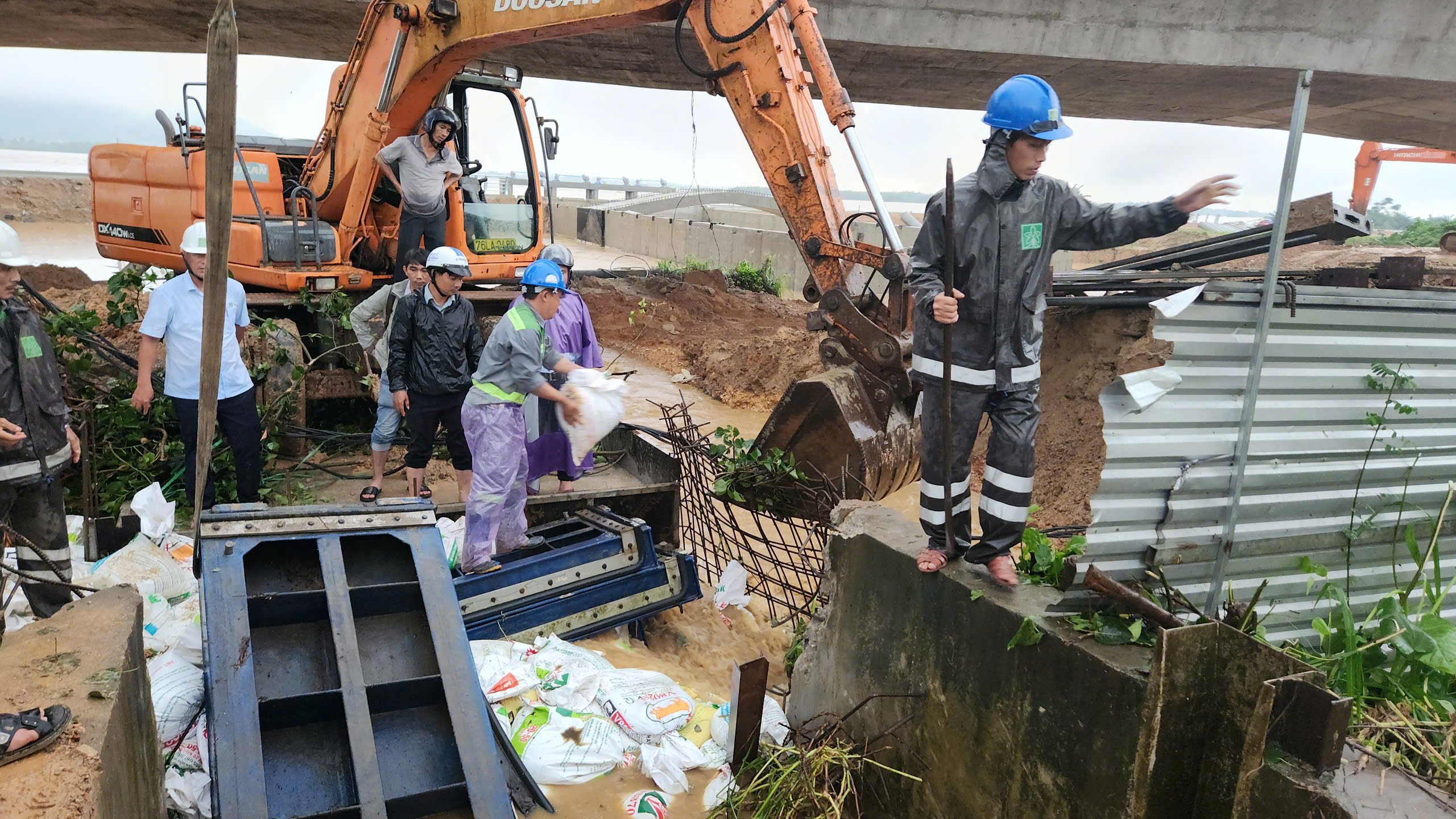 Khẩn cấp chặn miệng cống, ngăn nước tràn vào đô thị Quảng Ngãi- Ảnh 1. Khẩn cấp chặn miệng cống, ngăn nước tràn vào đô thị Quảng Ngãi- Ảnh 1.