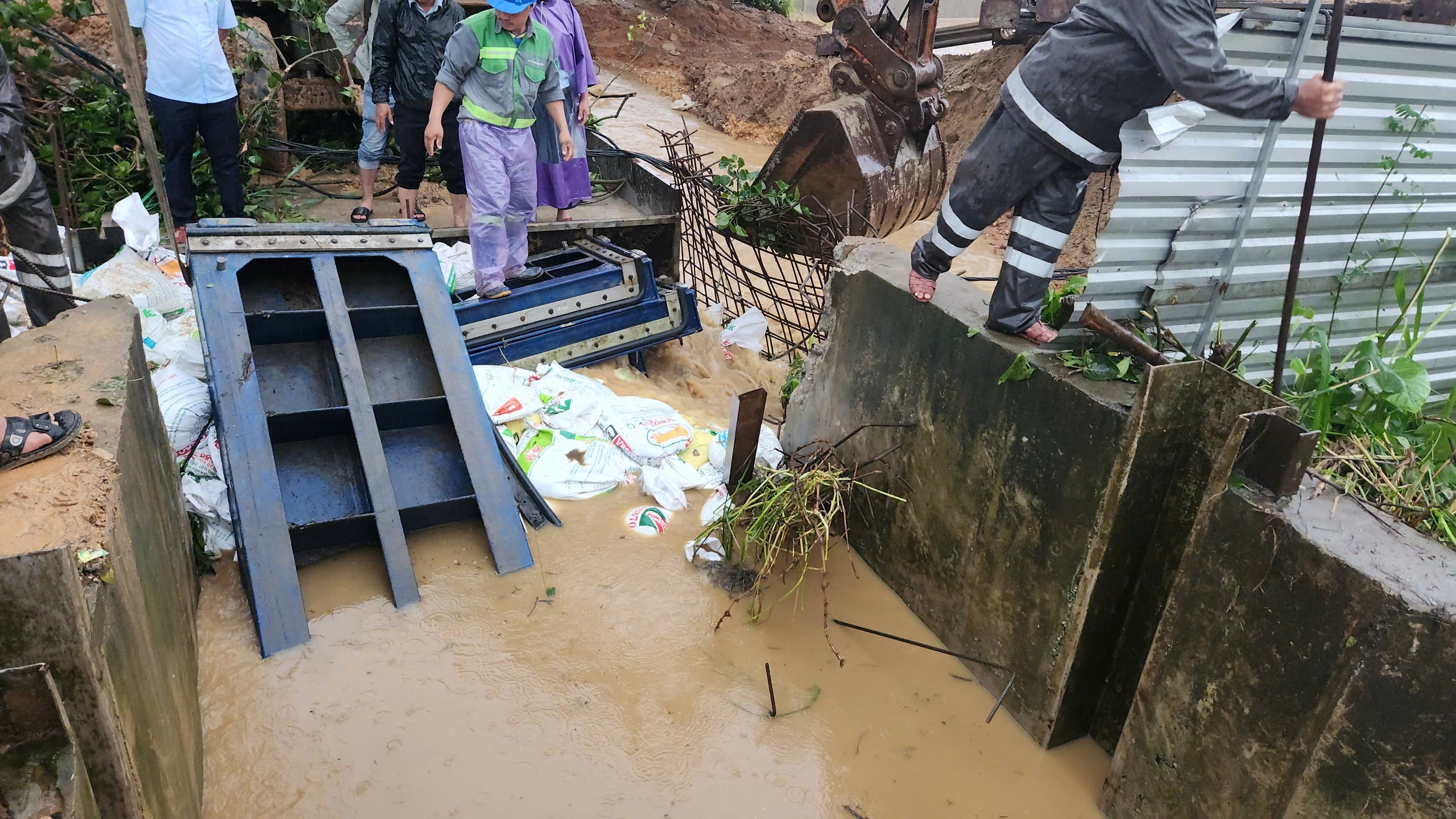 Khẩn cấp chặn miệng cống, ngăn nước tràn vào đô thị Quảng Ngãi- Ảnh 3. Khẩn cấp chặn miệng cống, ngăn nước tràn vào đô thị Quảng Ngãi- Ảnh 3.