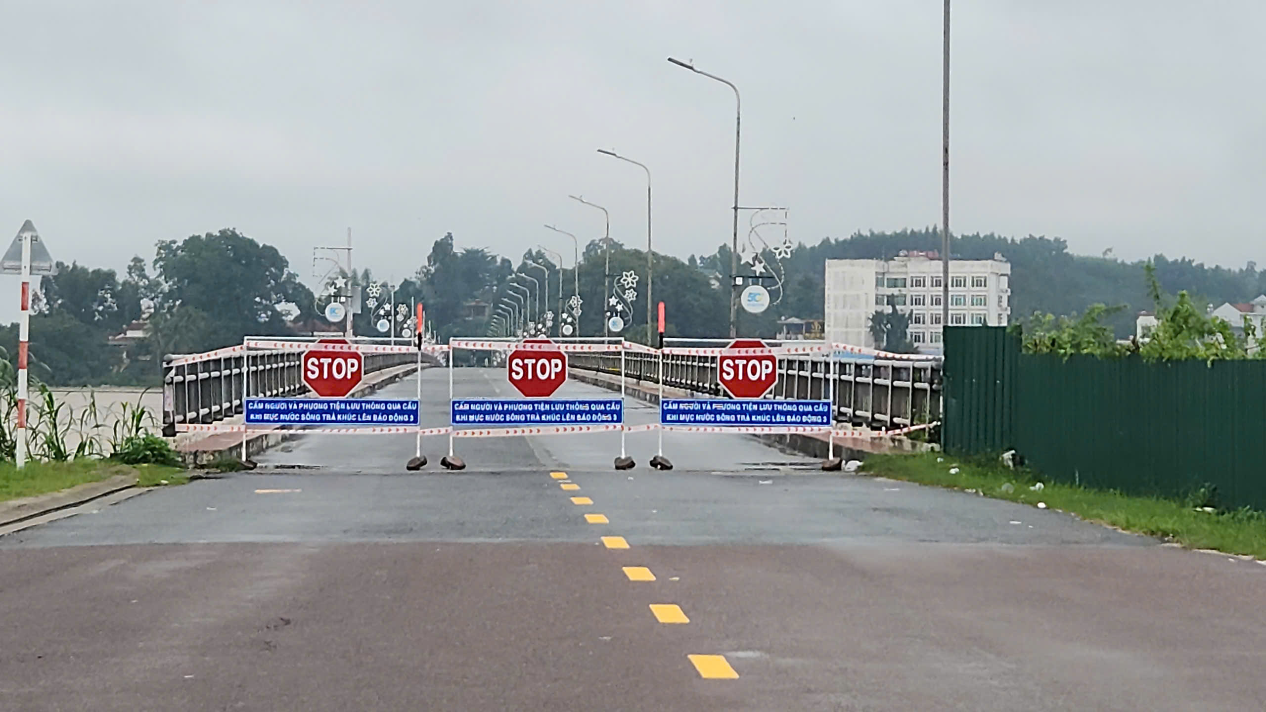 Khẩn cấp chặn miệng cống, ngăn nước tràn vào đô thị Quảng Ngãi- Ảnh 10. Khẩn cấp chặn miệng cống, ngăn nước tràn vào đô thị Quảng Ngãi- Ảnh 10.