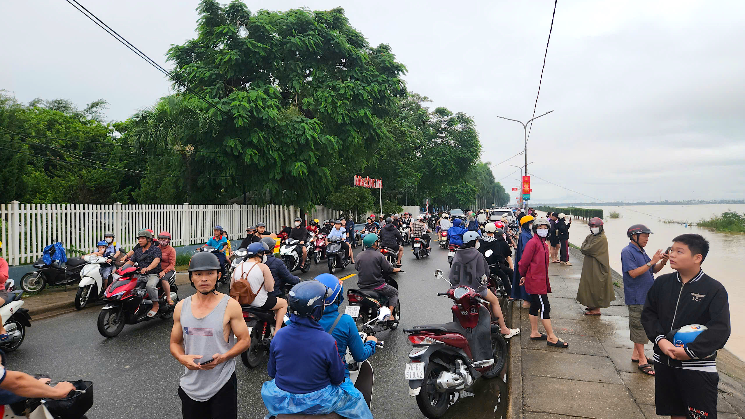 Hàng nghìn người dân Quảng Ngãi đổ ra bờ sông xem... nước lũ- Ảnh 4. Hàng nghìn người dân Quảng Ngãi đổ ra bờ sông xem... nước lũ- Ảnh 4.