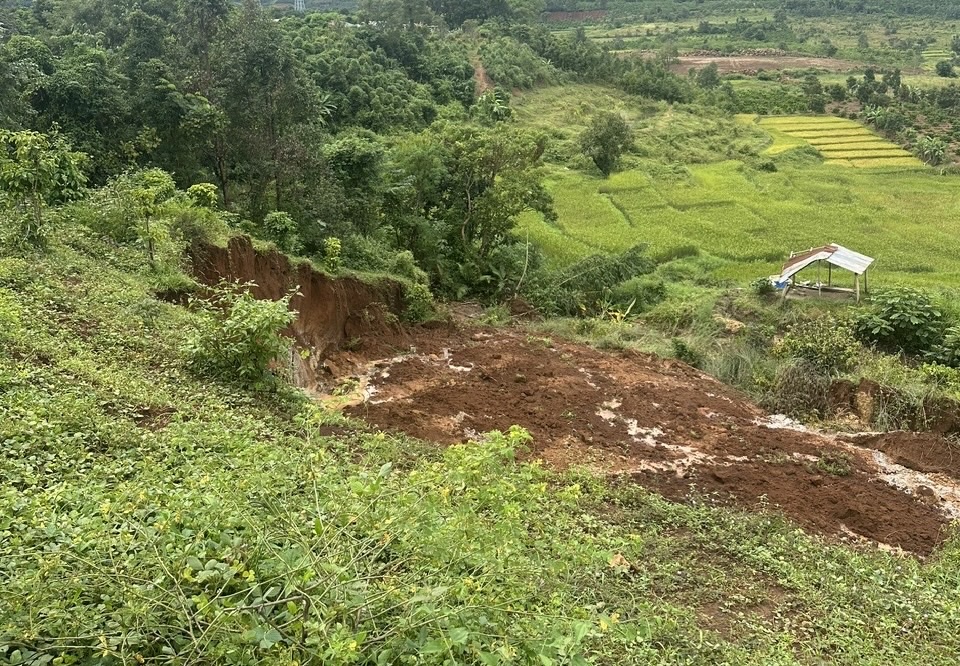 Gia Lai khẩn trương di dời hàng chục hộ dân khỏi vùng có nguy cơ sạt lở- Ảnh 3. Gia Lai khẩn trương di dời hàng chục hộ dân khỏi vùng có nguy cơ sạt lở- Ảnh 3.