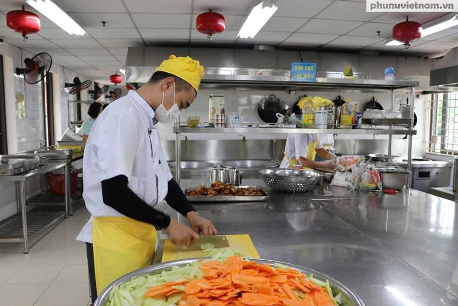 Hà Nội kiểm tra đột xuất bữa ăn bán trú trong trường học- Ảnh 1.