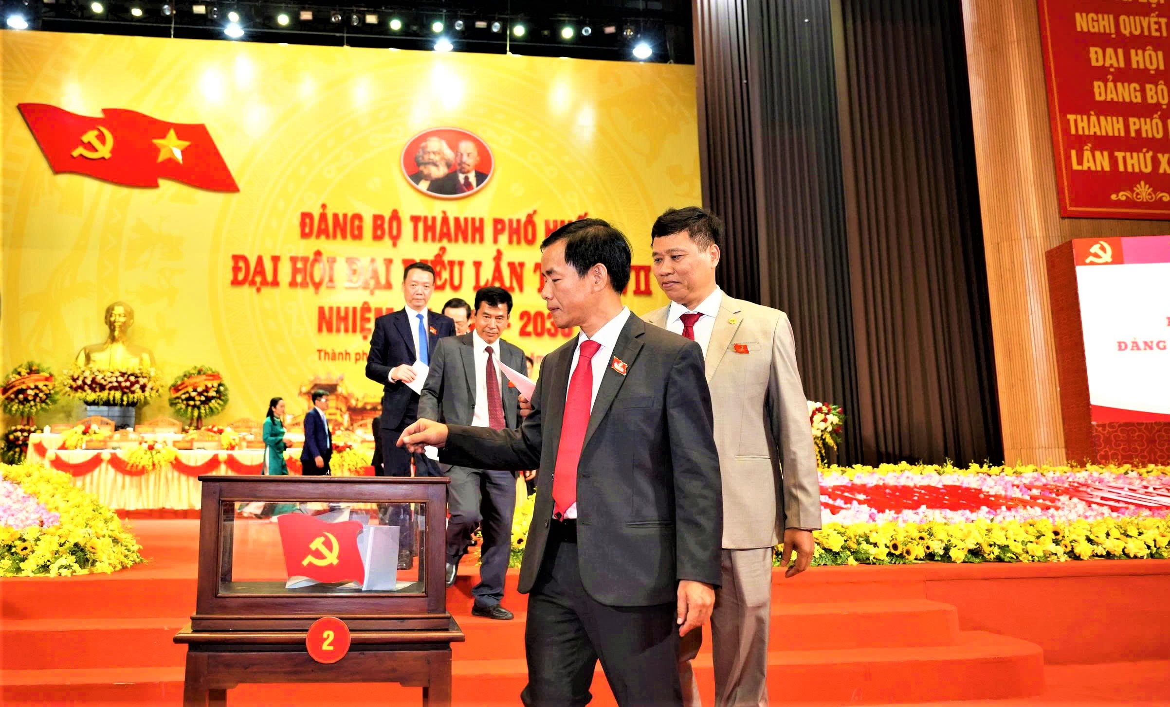 Ông Nguyễn Văn Phương được bầu giữ chức Bí thư Thành ủy Huế- Ảnh 1.