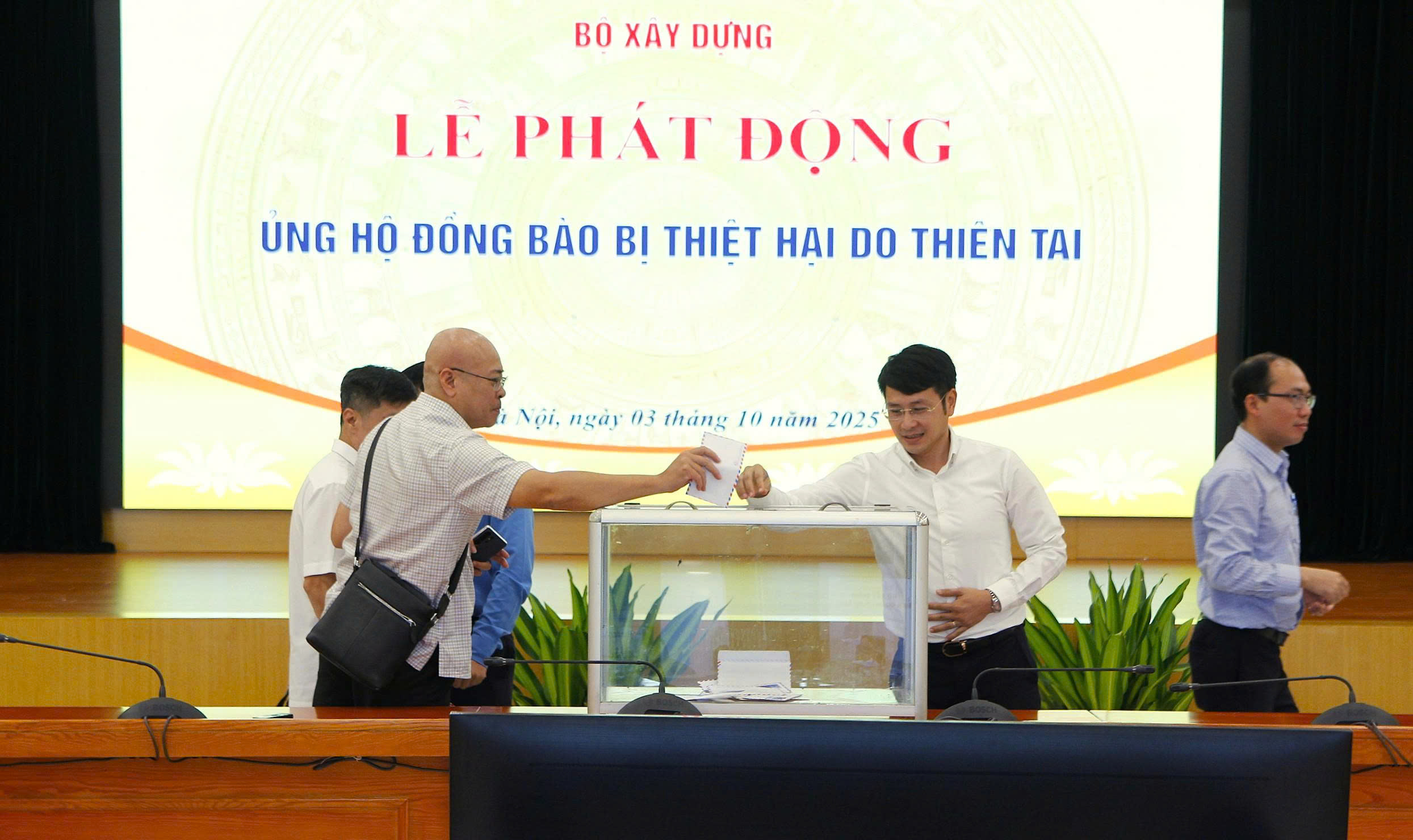Bộ Xây dựng quyên góp, ủng hộ đồng bào bị thiệt hại do cơn bão số 10- Ảnh 5.