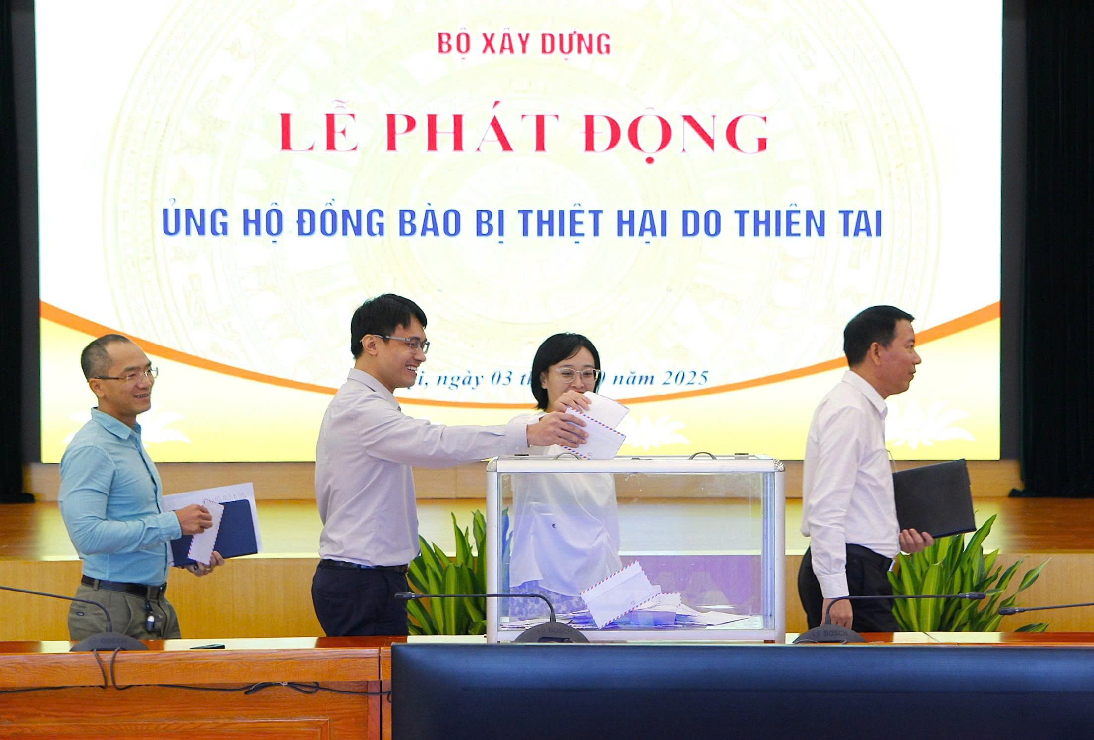 Bộ Xây dựng quyên góp, ủng hộ đồng bào bị thiệt hại do cơn bão số 10- Ảnh 4.