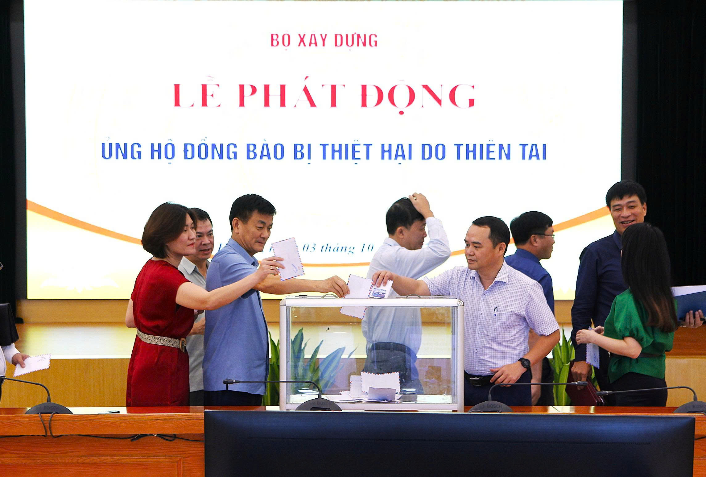 Bộ Xây dựng quyên góp, ủng hộ đồng bào bị thiệt hại do cơn bão số 10- Ảnh 3.