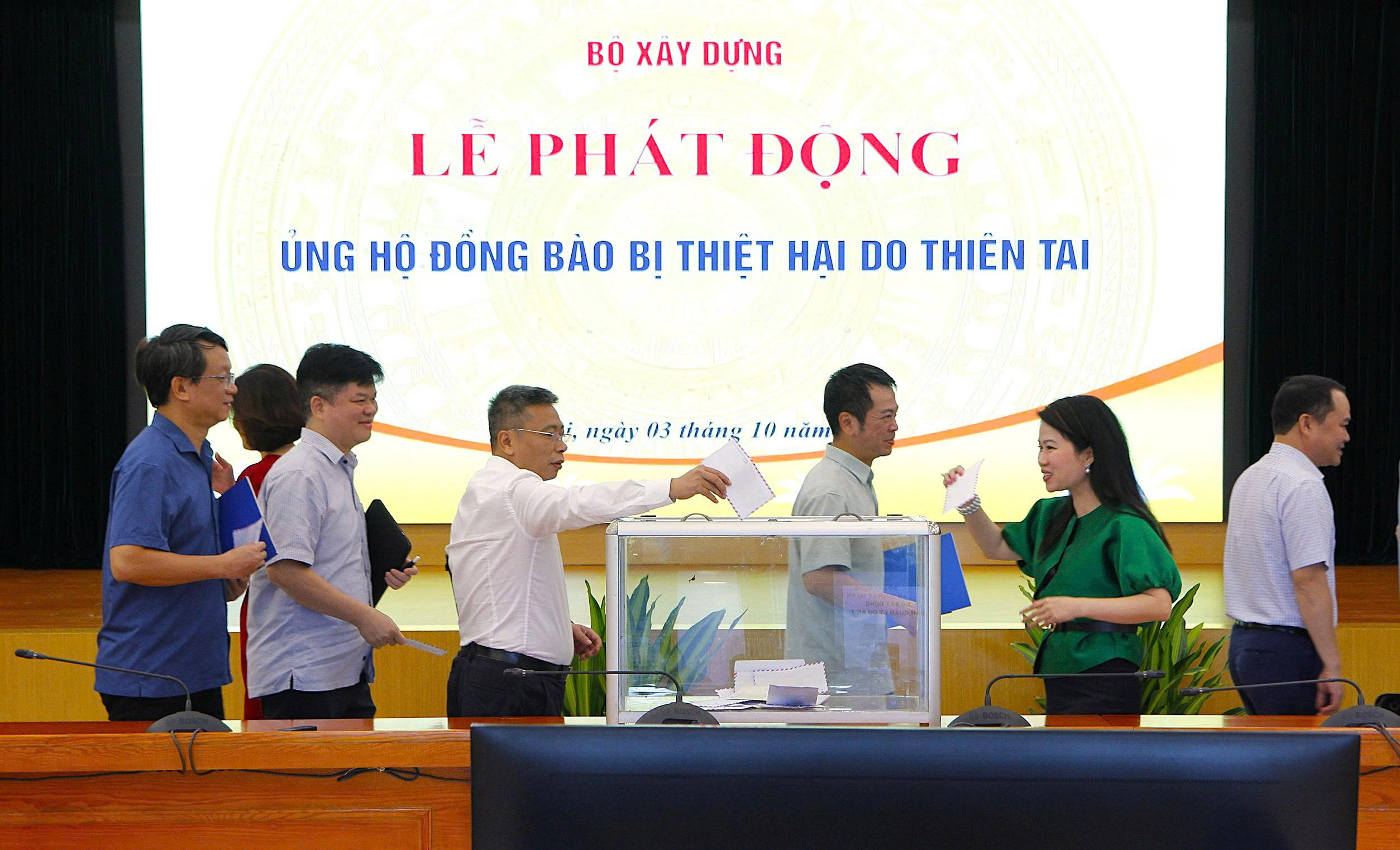 Bộ Xây dựng quyên góp, ủng hộ đồng bào bị thiệt hại do cơn bão số 10- Ảnh 7.