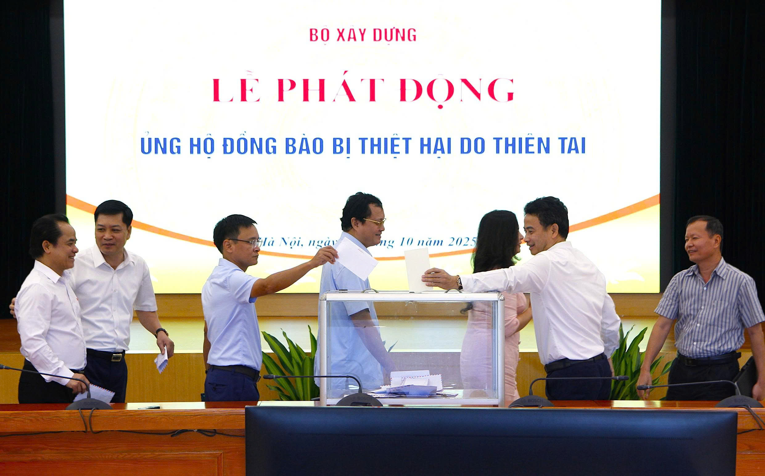 Bộ Xây dựng quyên góp, ủng hộ đồng bào bị thiệt hại do cơn bão số 10- Ảnh 6.