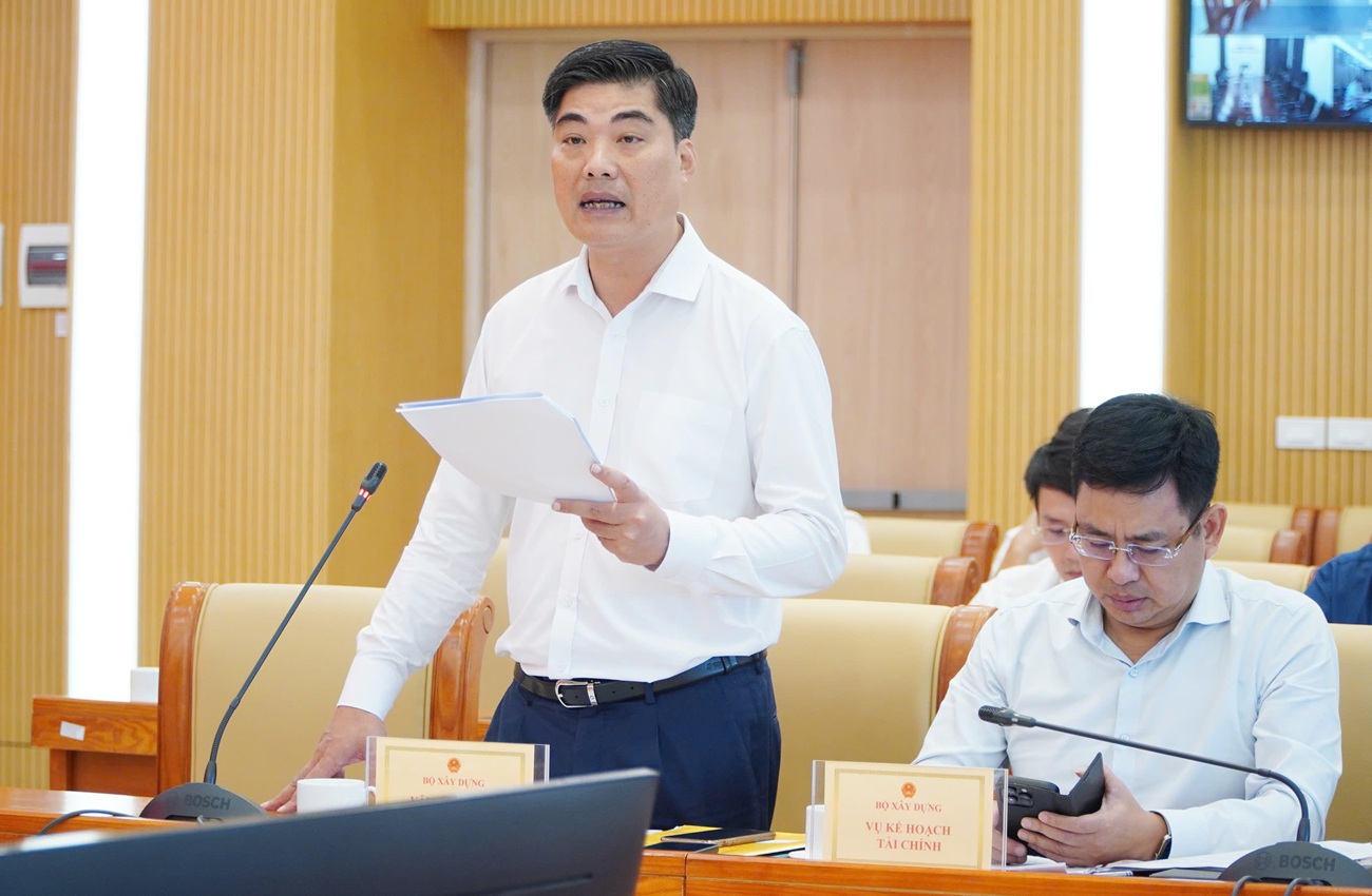 Chánh văn phòng Bộ Xây dựng Nguyễn Trí Đức báo cáo tình hình thực hiện nhiệm vụ công tác 9 tháng năm 2025 của Bộ Xây dựng