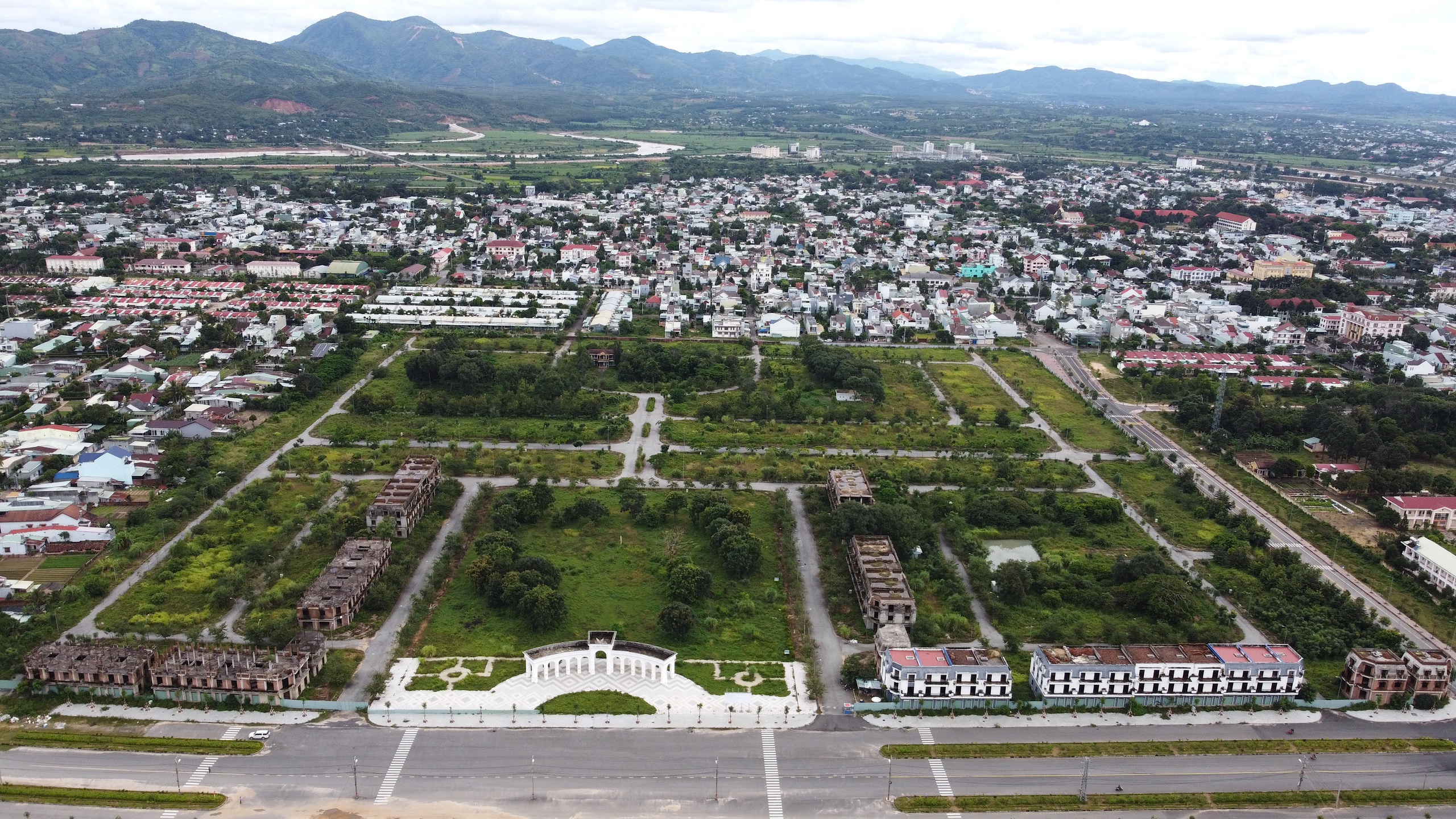 Dự án bất động sản hơn 1.500 tỷ đồng hoang tàn ở Quảng Ngãi đã được đổi chủ- Ảnh 1. Dự án bất động sản hơn 1.500 tỷ đồng hoang tàn ở Quảng Ngãi đã được đổi chủ- Ảnh 1.